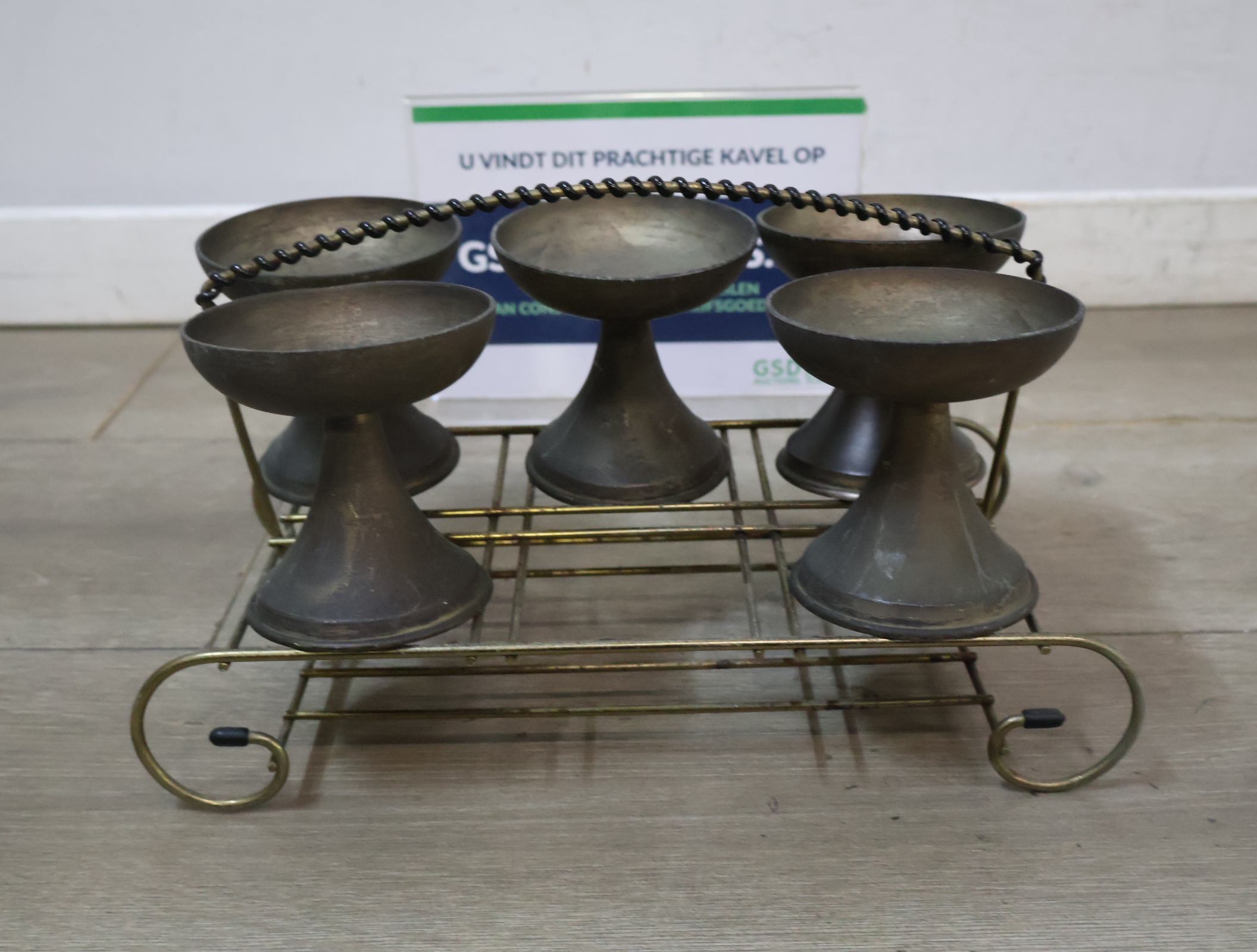 Vintage houder met tinnen bekers – foto 2 – kavel bij GSD Auctions, Zoeterwoude