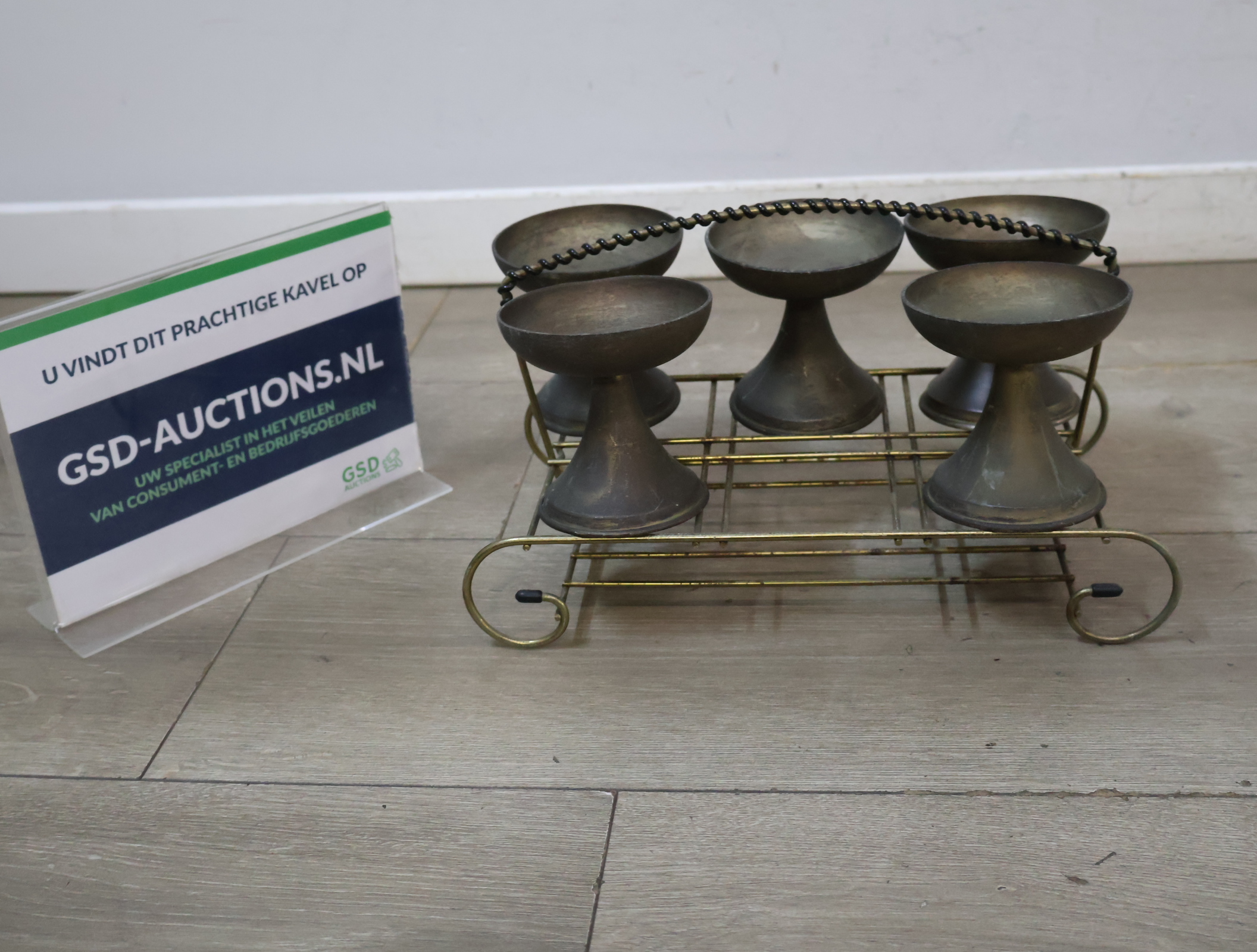Vintage houder met tinnen bekers – foto 3 – kavel bij GSD Auctions, Zoeterwoude