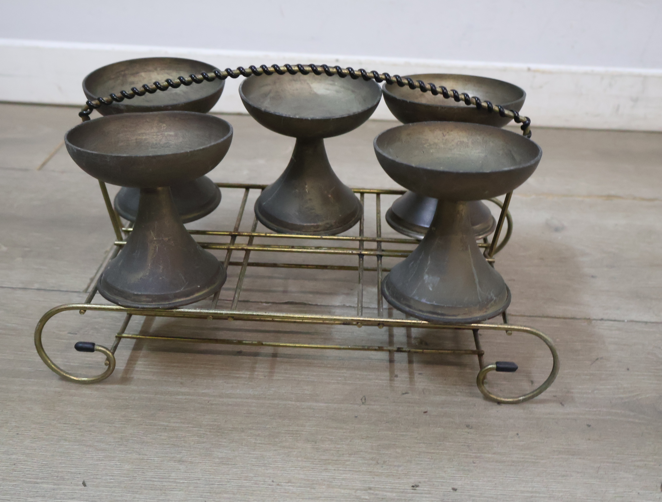 Vintage houder met tinnen bekers – foto 6 – kavel bij GSD Auctions, Zoeterwoude