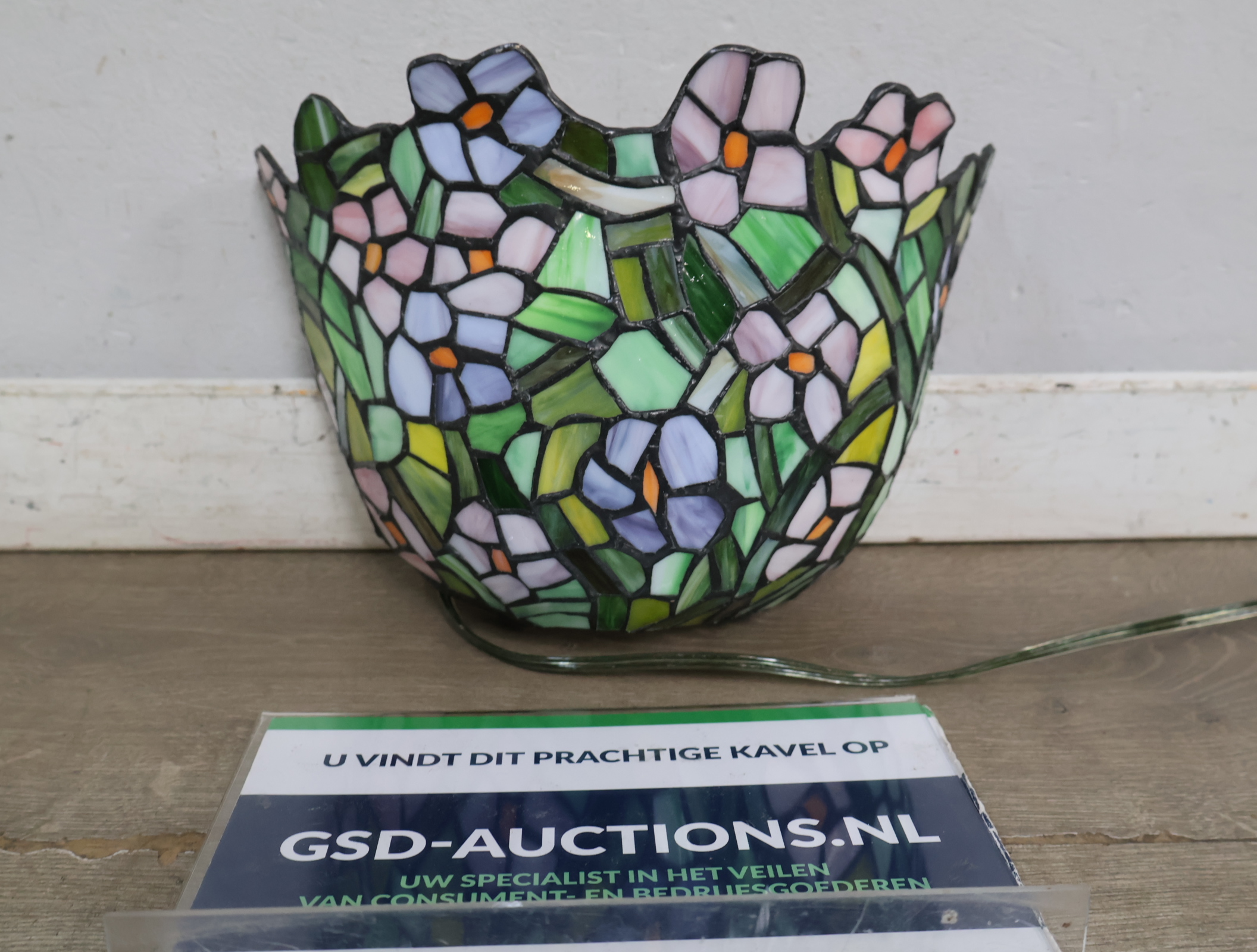 Gekleurde Tiffany stijl Wandlamp – kavel bij GSD Auctions, Zoeterwoude
