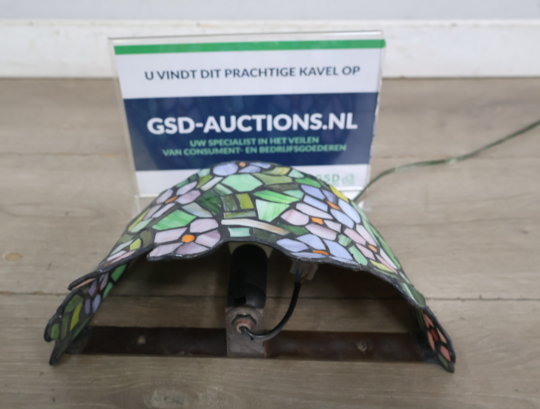 Gekleurde Tiffany stijl Wandlamp – foto 2 – kavel bij GSD Auctions, Zoeterwoude