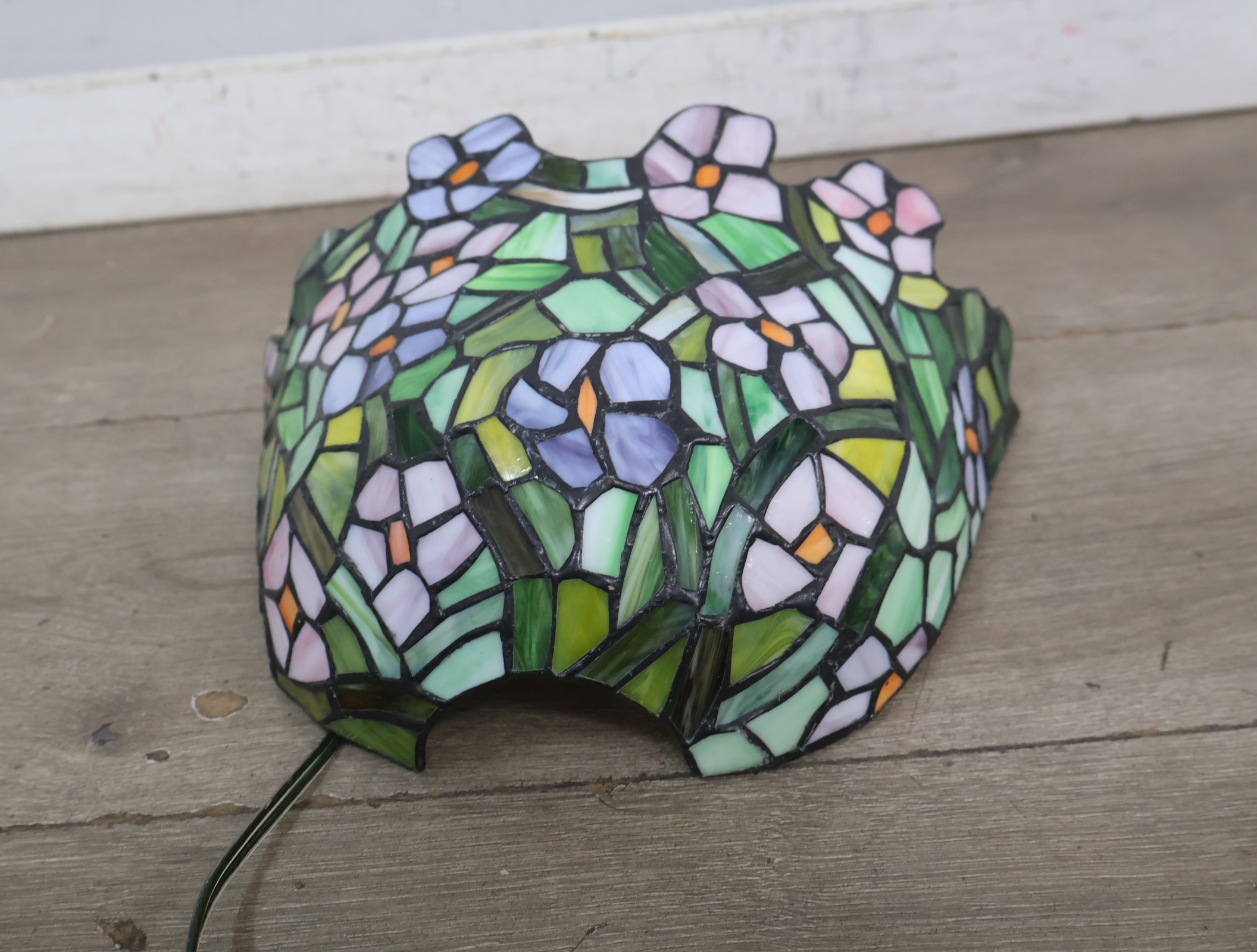 Gekleurde Tiffany stijl Wandlamp – foto 4 – kavel bij GSD Auctions, Zoeterwoude