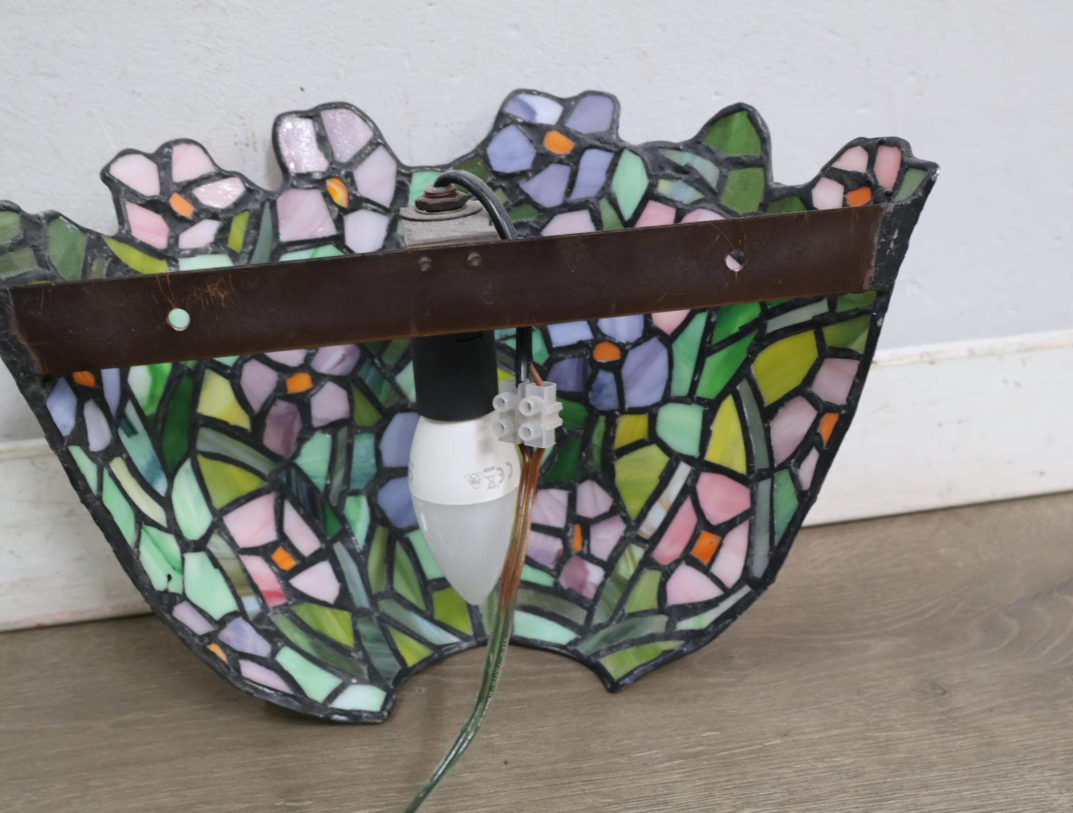 Gekleurde Tiffany stijl Wandlamp – foto 9 – kavel bij GSD Auctions, Zoeterwoude