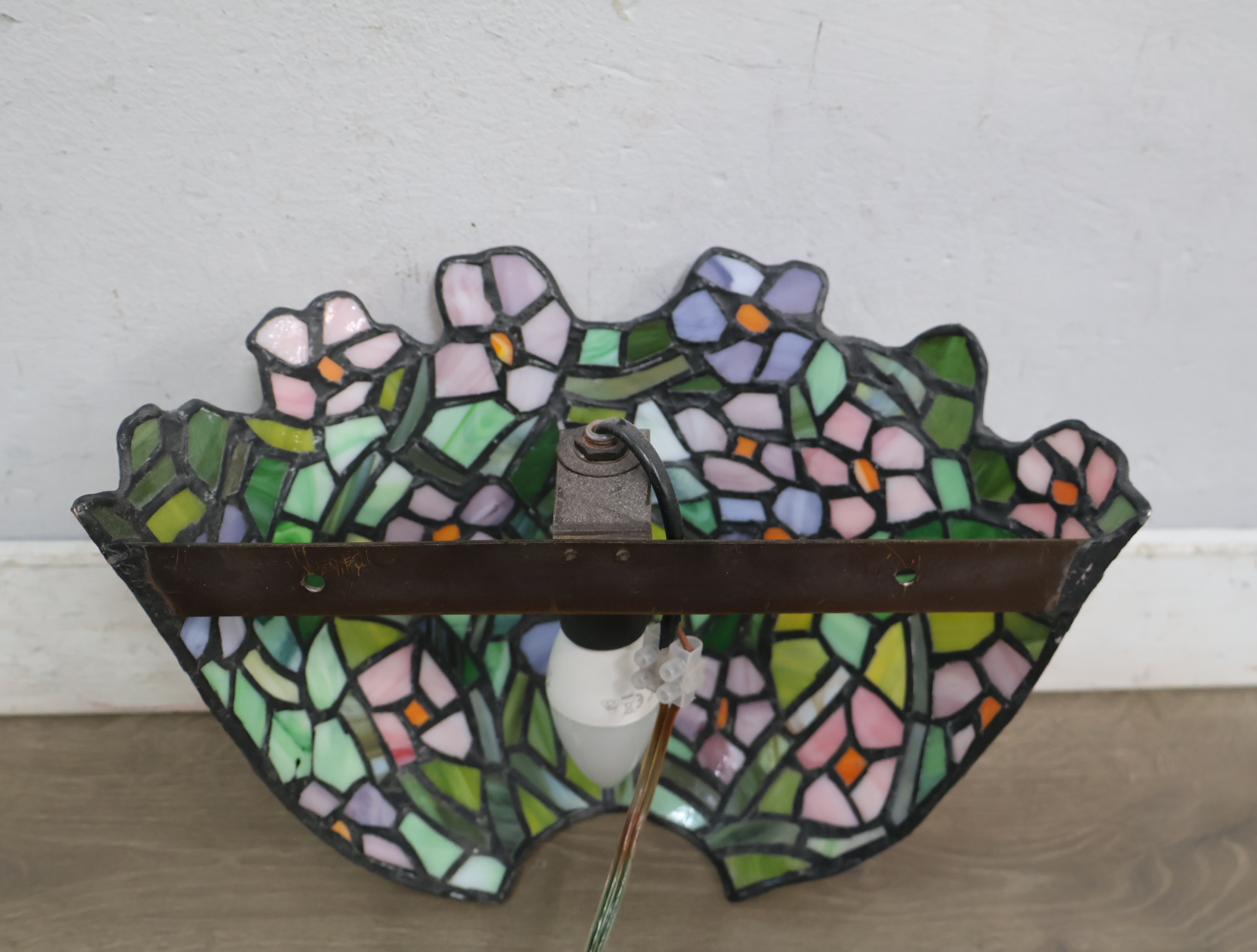 Gekleurde Tiffany stijl Wandlamp – foto 10 – kavel bij GSD Auctions, Zoeterwoude