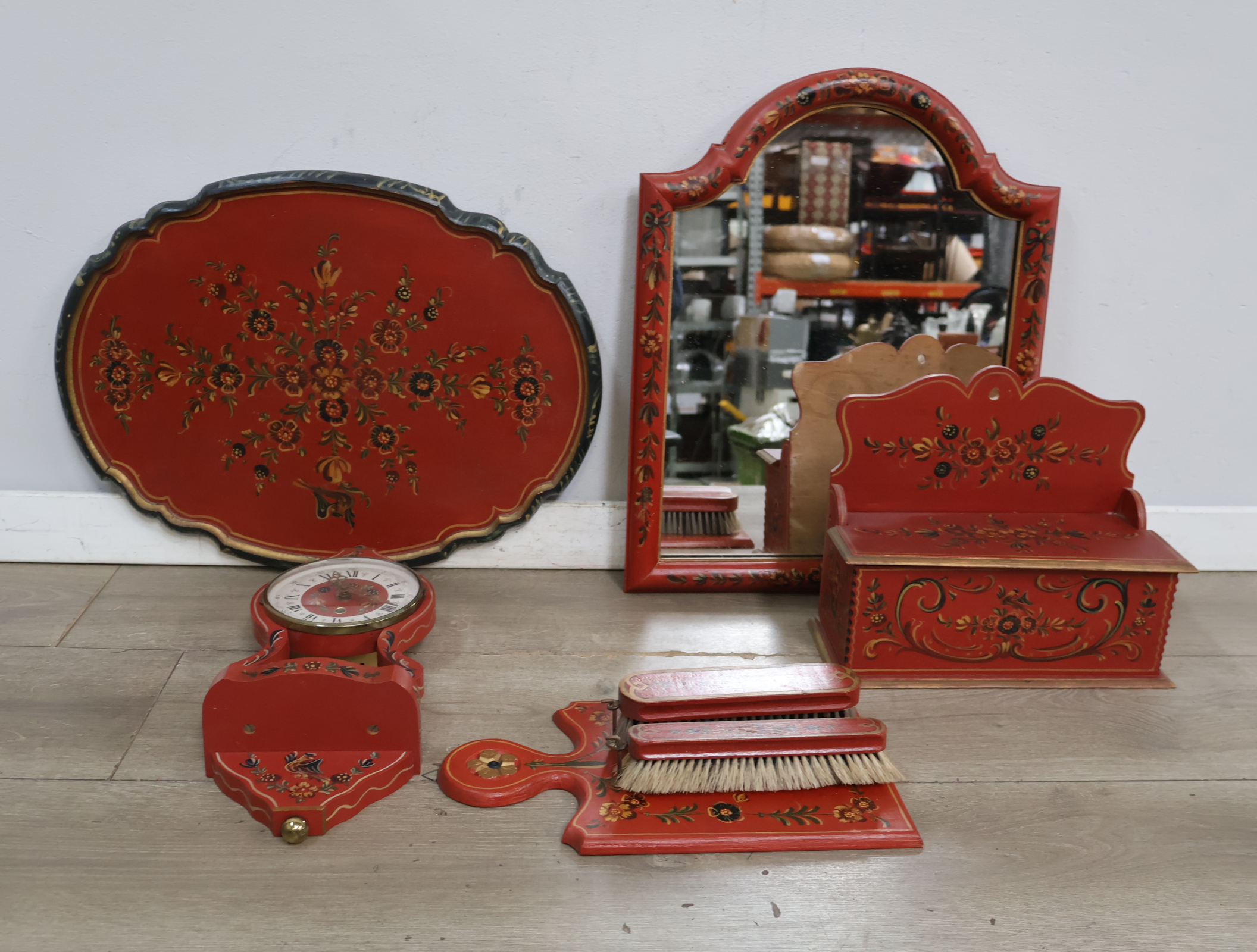 Houten voorwerpen in de Hindelooper-stijl – foto 3 – kavel bij GSD Auctions, Zoeterwoude