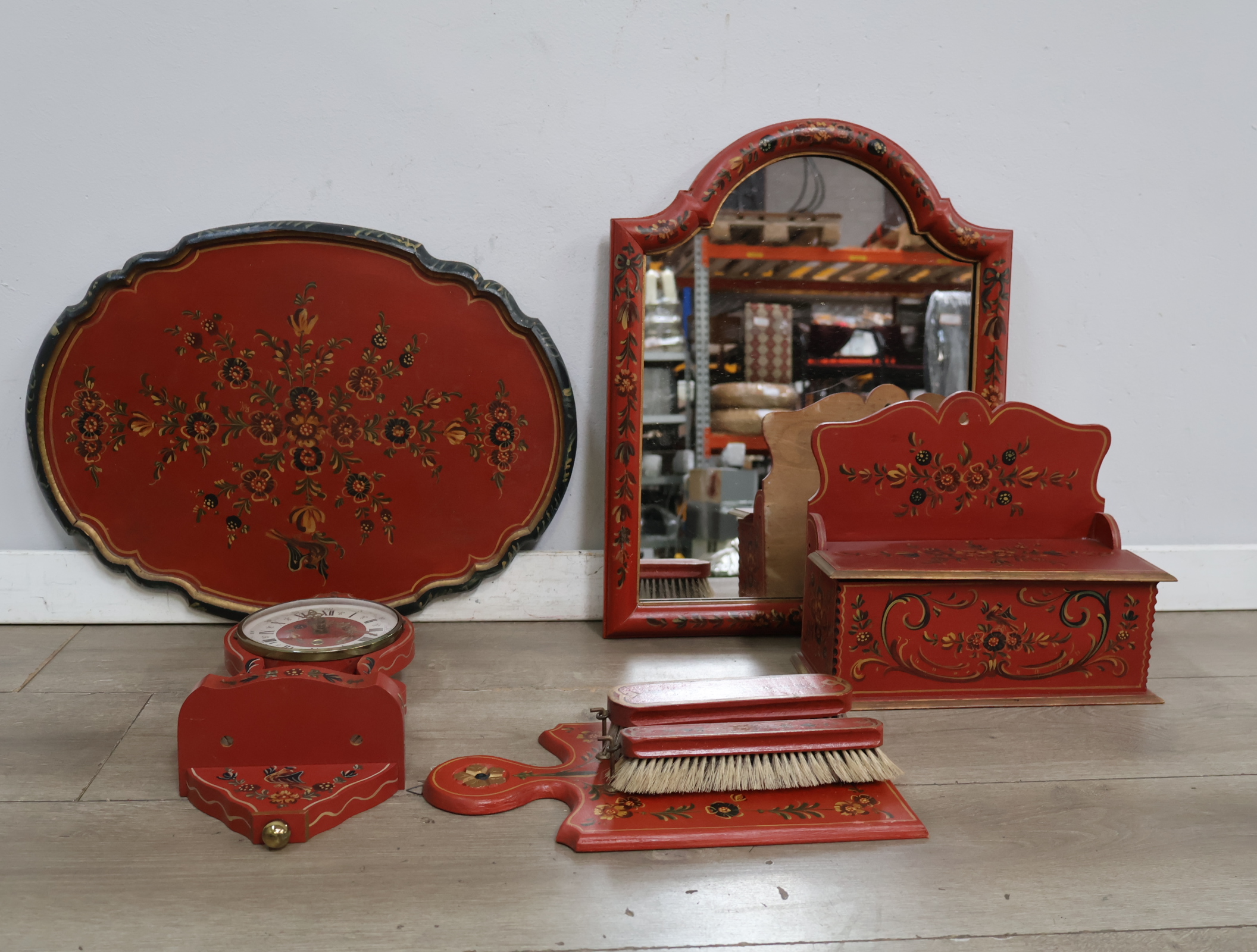 Houten voorwerpen in de Hindelooper-stijl – foto 4 – kavel bij GSD Auctions, Zoeterwoude