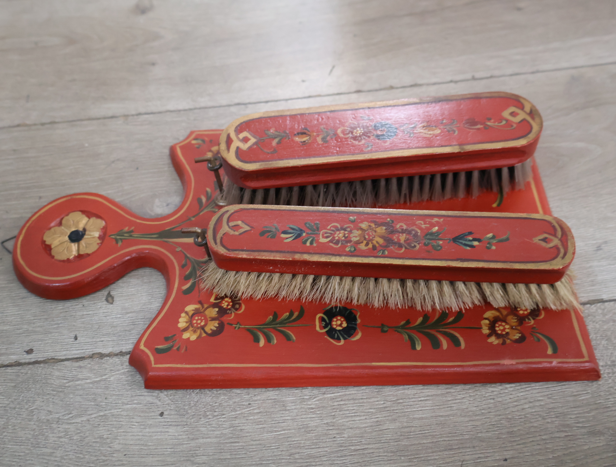 Houten voorwerpen in de Hindelooper-stijl – foto 7 – kavel bij GSD Auctions, Zoeterwoude