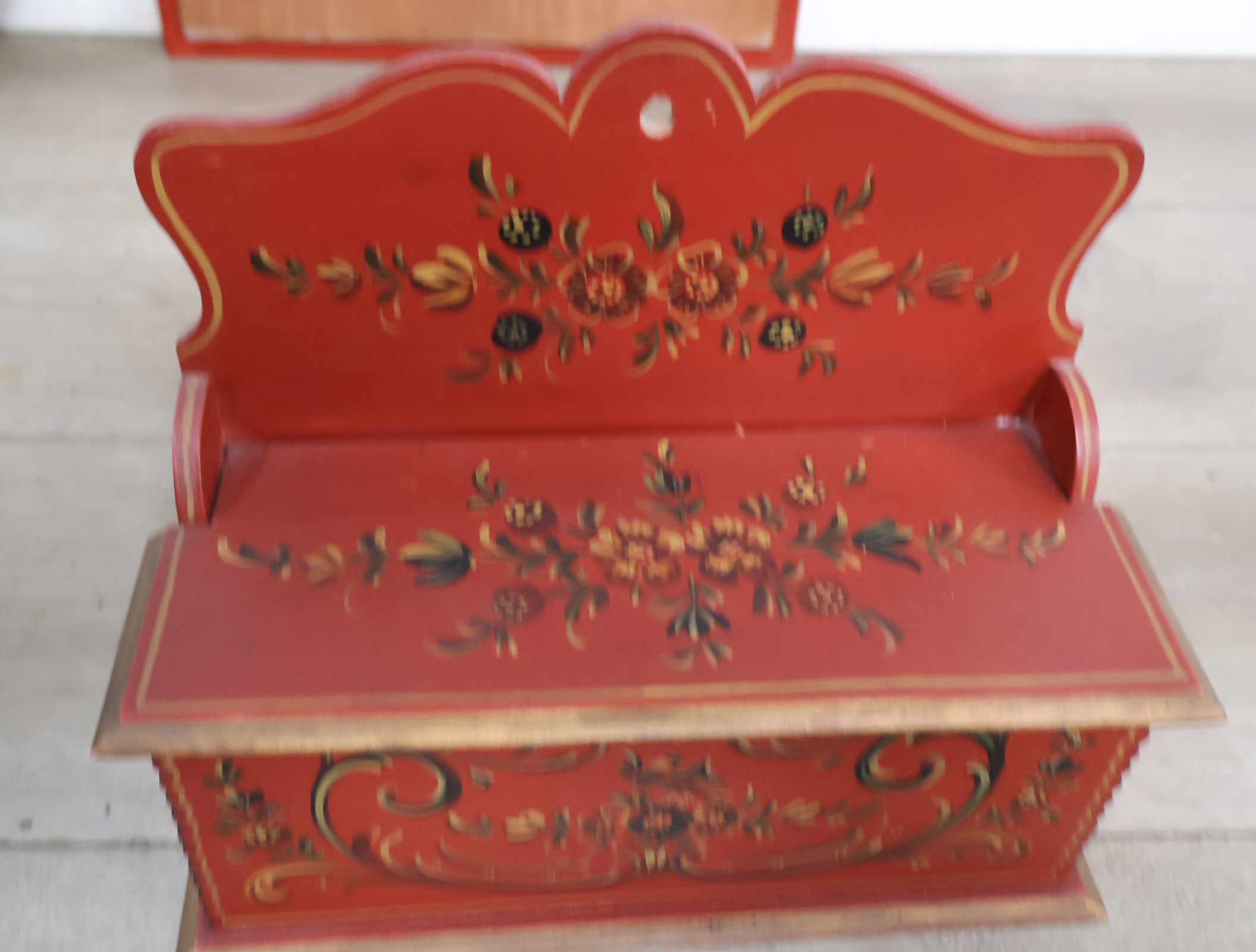 Houten voorwerpen in de Hindelooper-stijl – foto 10 – kavel bij GSD Auctions, Zoeterwoude