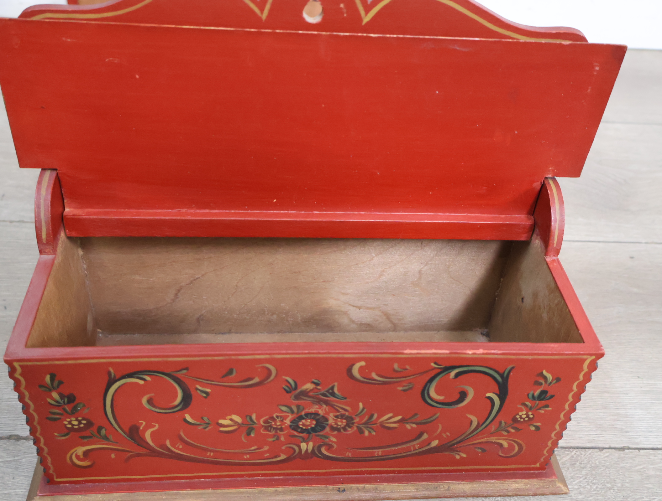 Houten voorwerpen in de Hindelooper-stijl – foto 11 – kavel bij GSD Auctions, Zoeterwoude
