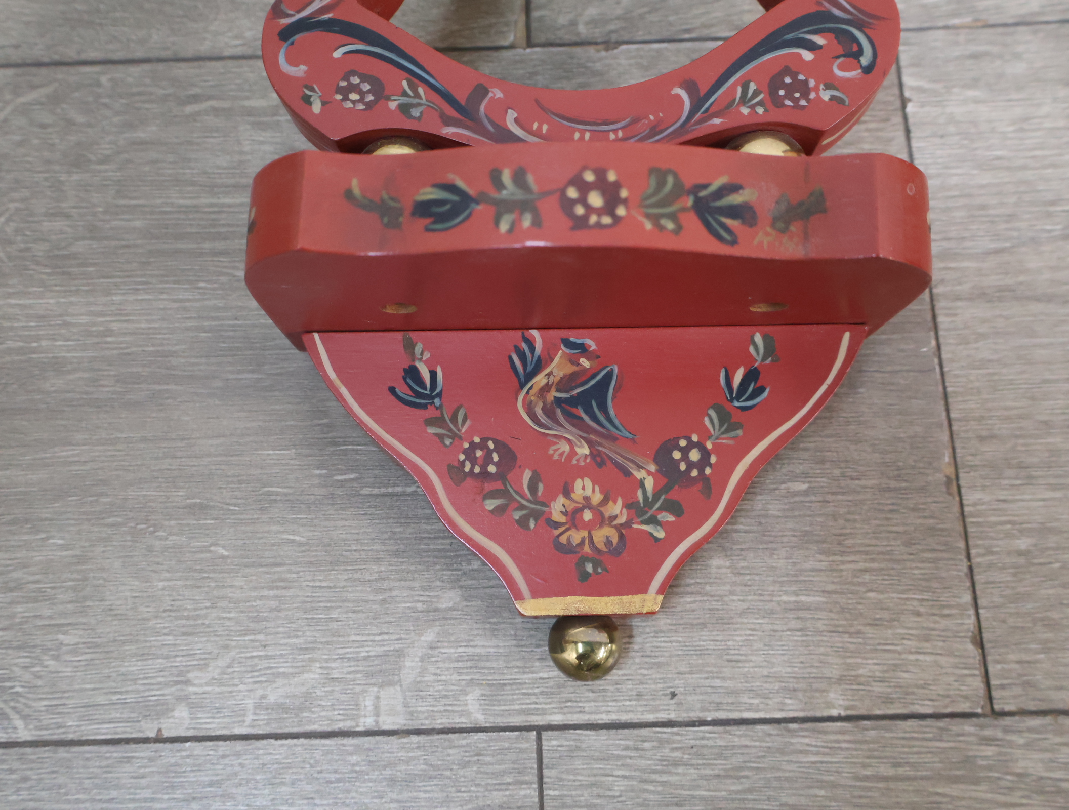 Houten voorwerpen in de Hindelooper-stijl – foto 15 – kavel bij GSD Auctions, Zoeterwoude