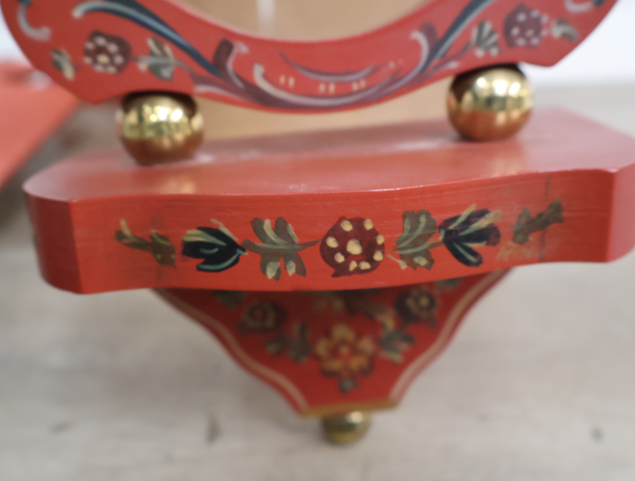 Houten voorwerpen in de Hindelooper-stijl – foto 17 – kavel bij GSD Auctions, Zoeterwoude