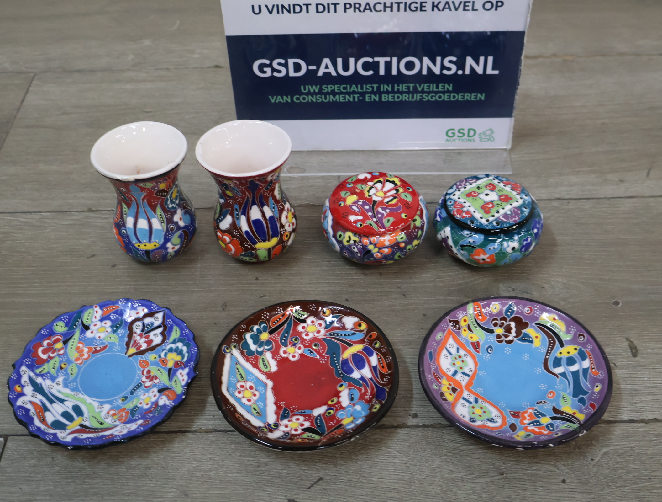 Set van handbeschilderde sierbordjes en vaasjes – foto 2 – kavel bij GSD Auctions, Zoeterwoude