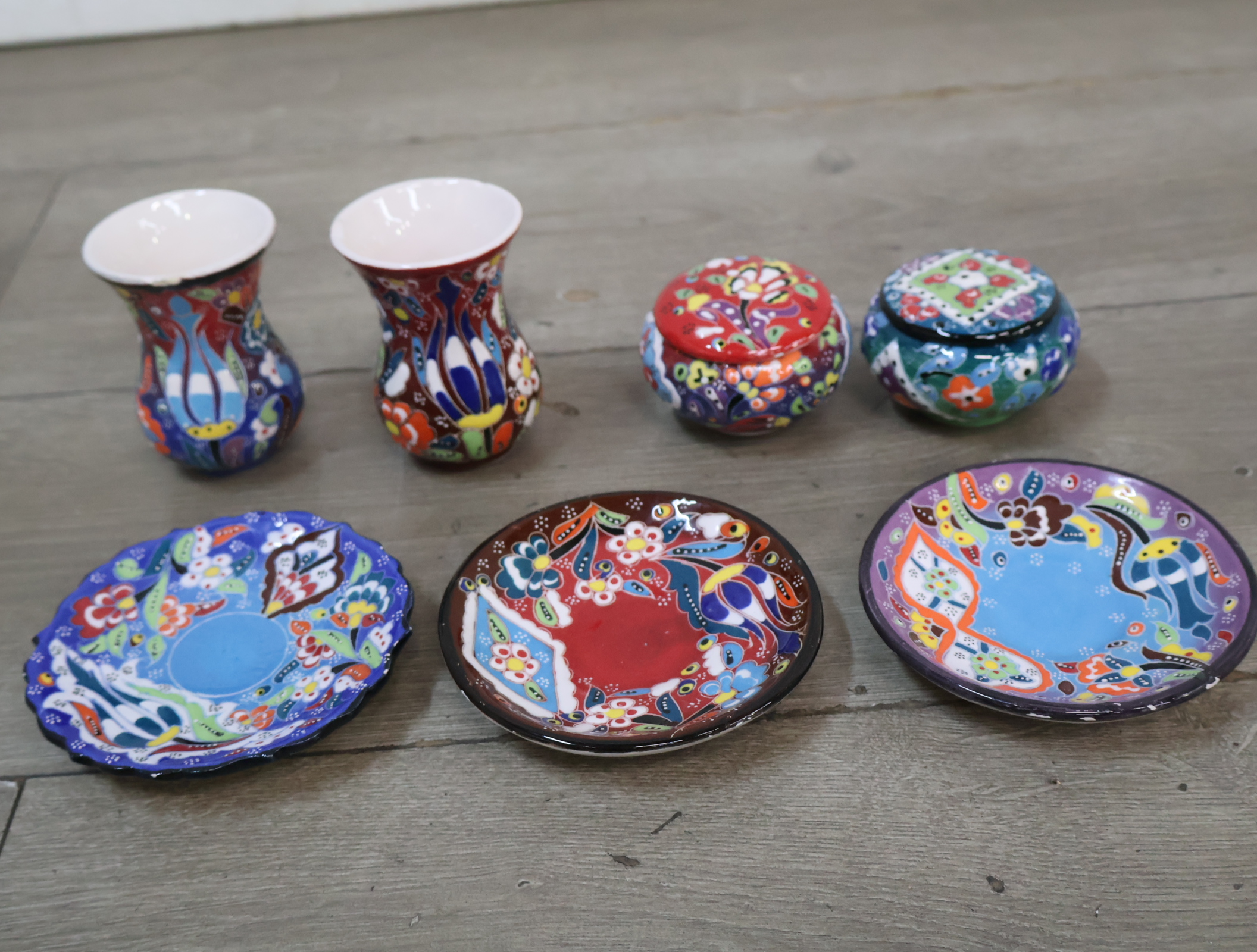 Set van handbeschilderde sierbordjes en vaasjes – foto 3 – kavel bij GSD Auctions, Zoeterwoude
