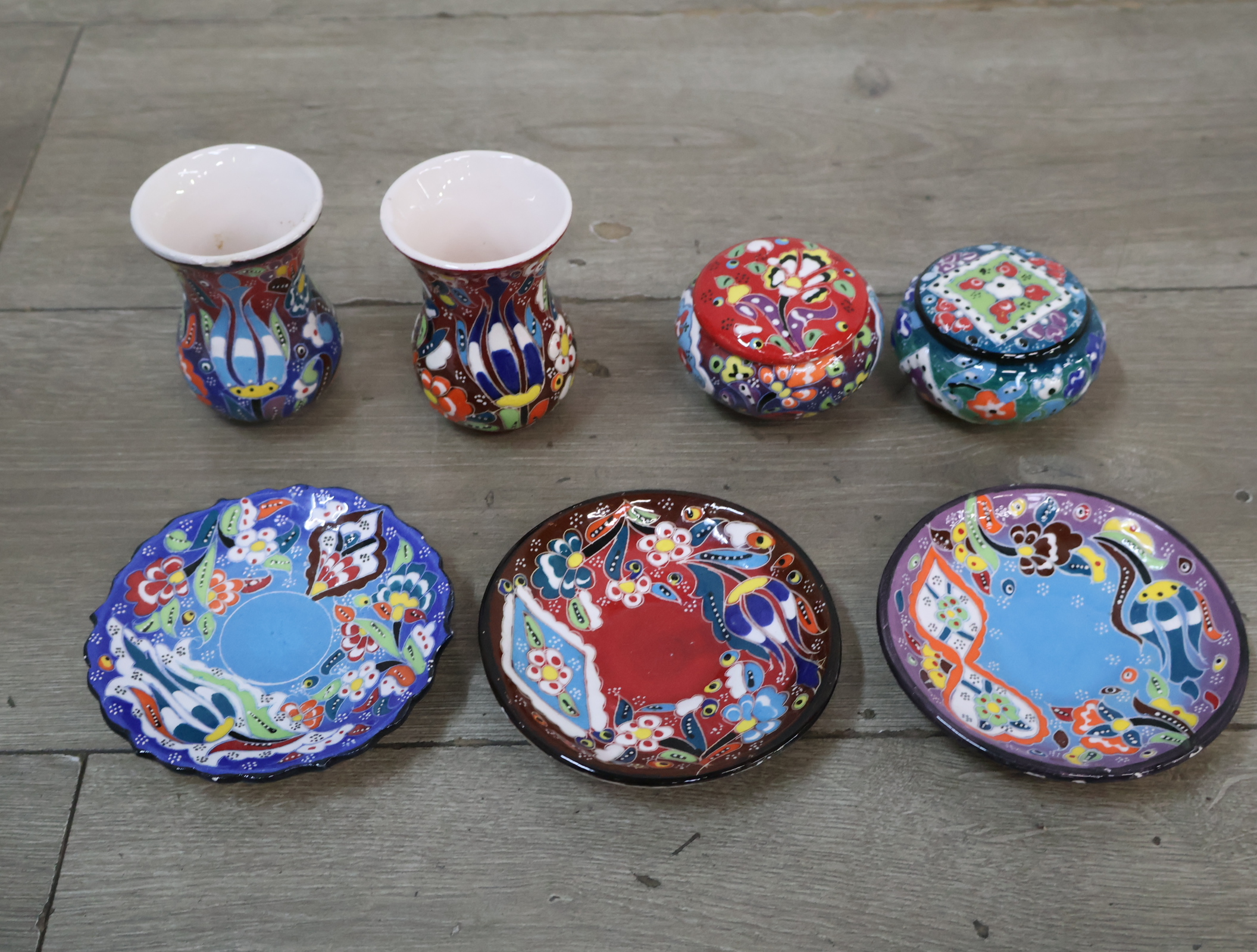 Set van handbeschilderde sierbordjes en vaasjes – foto 4 – kavel bij GSD Auctions, Zoeterwoude