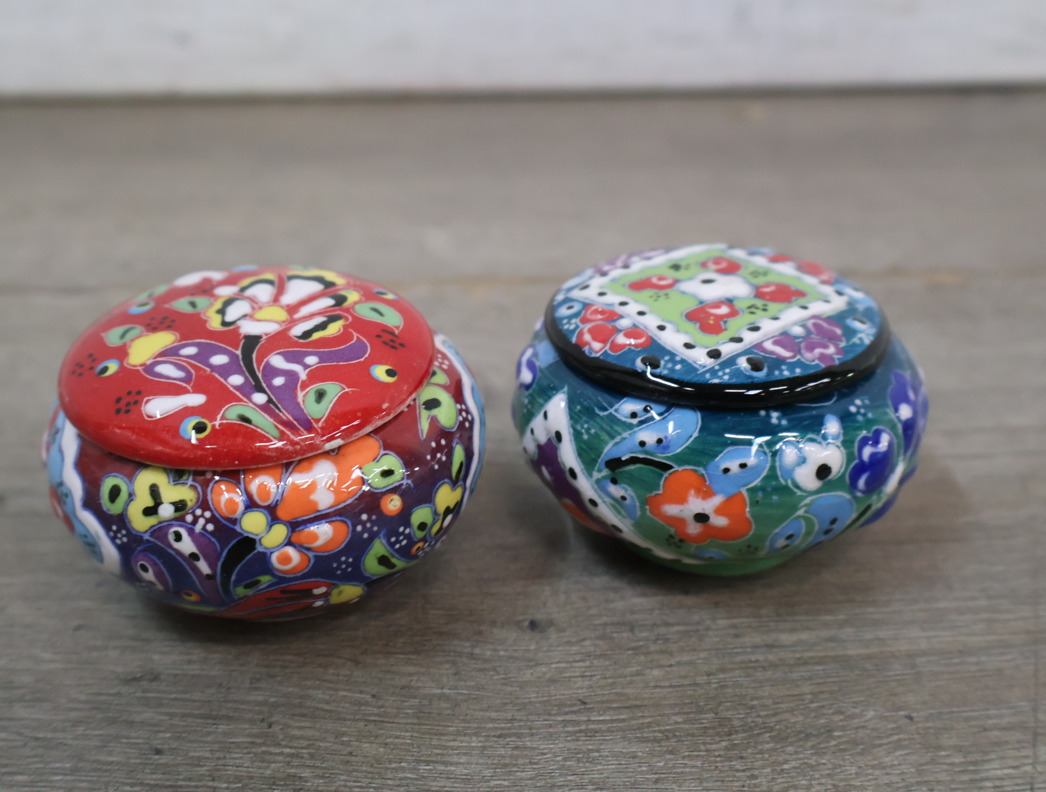 Set van handbeschilderde sierbordjes en vaasjes – foto 5 – kavel bij GSD Auctions, Zoeterwoude