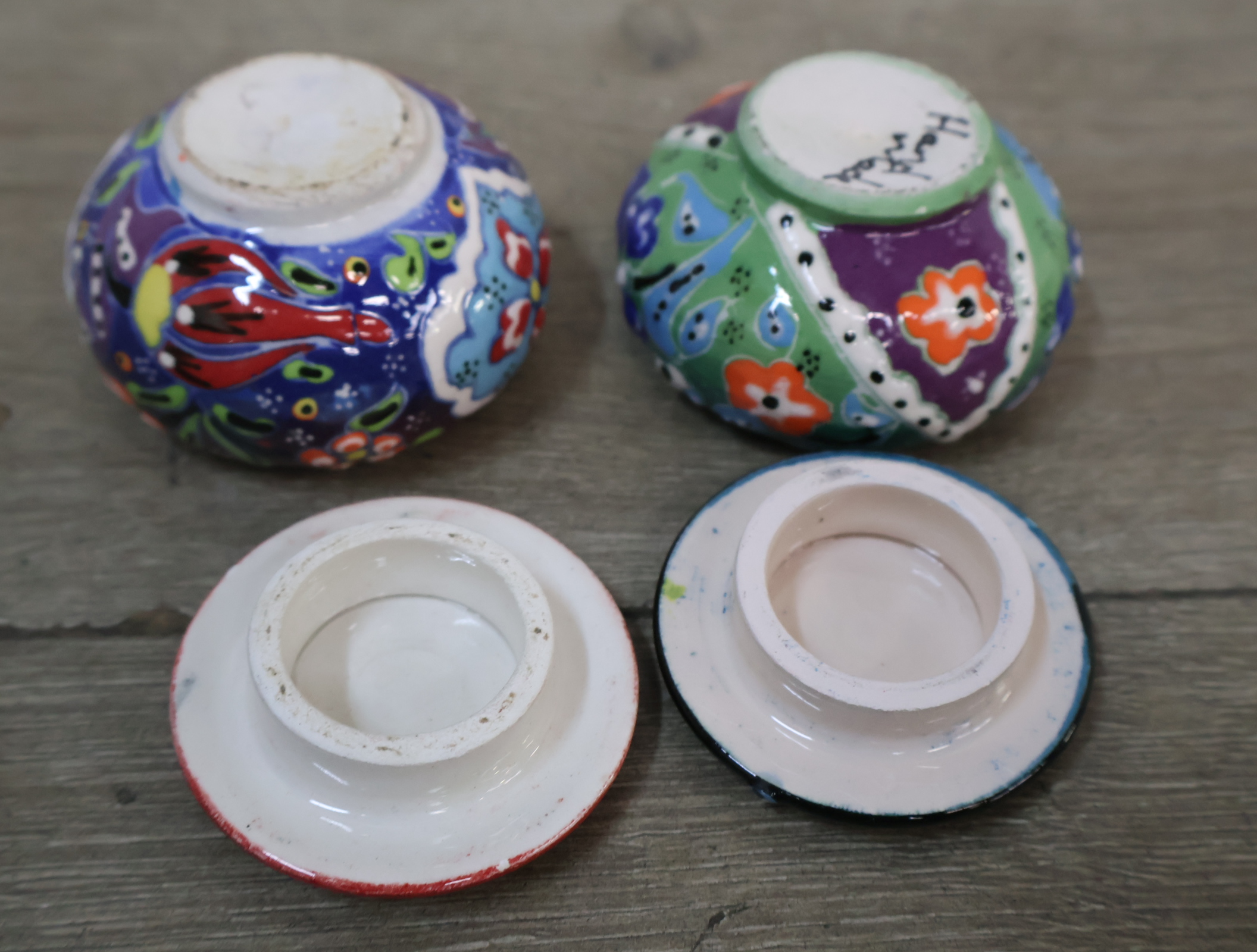 Set van handbeschilderde sierbordjes en vaasjes – foto 8 – kavel bij GSD Auctions, Zoeterwoude