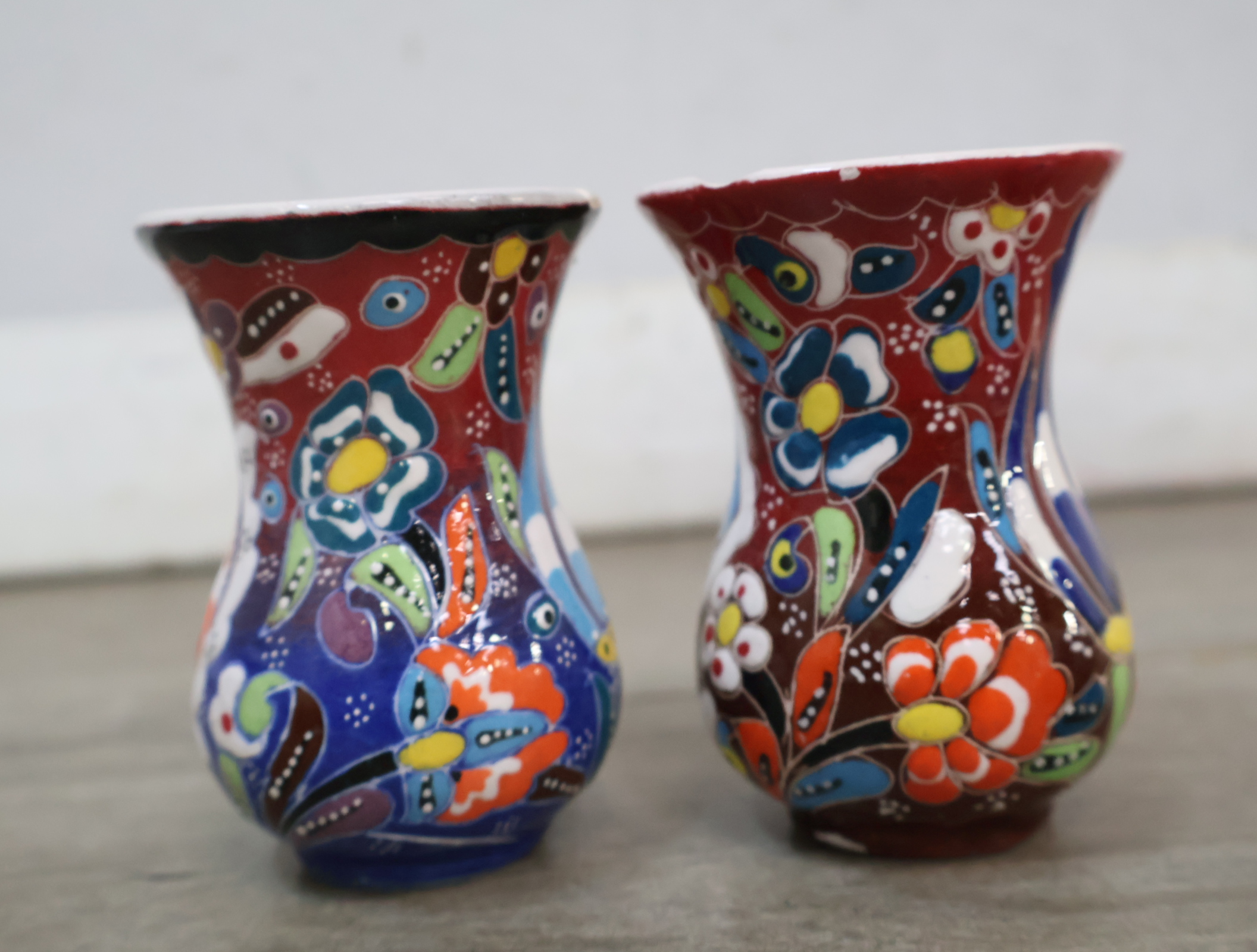 Set van handbeschilderde sierbordjes en vaasjes – foto 9 – kavel bij GSD Auctions, Zoeterwoude