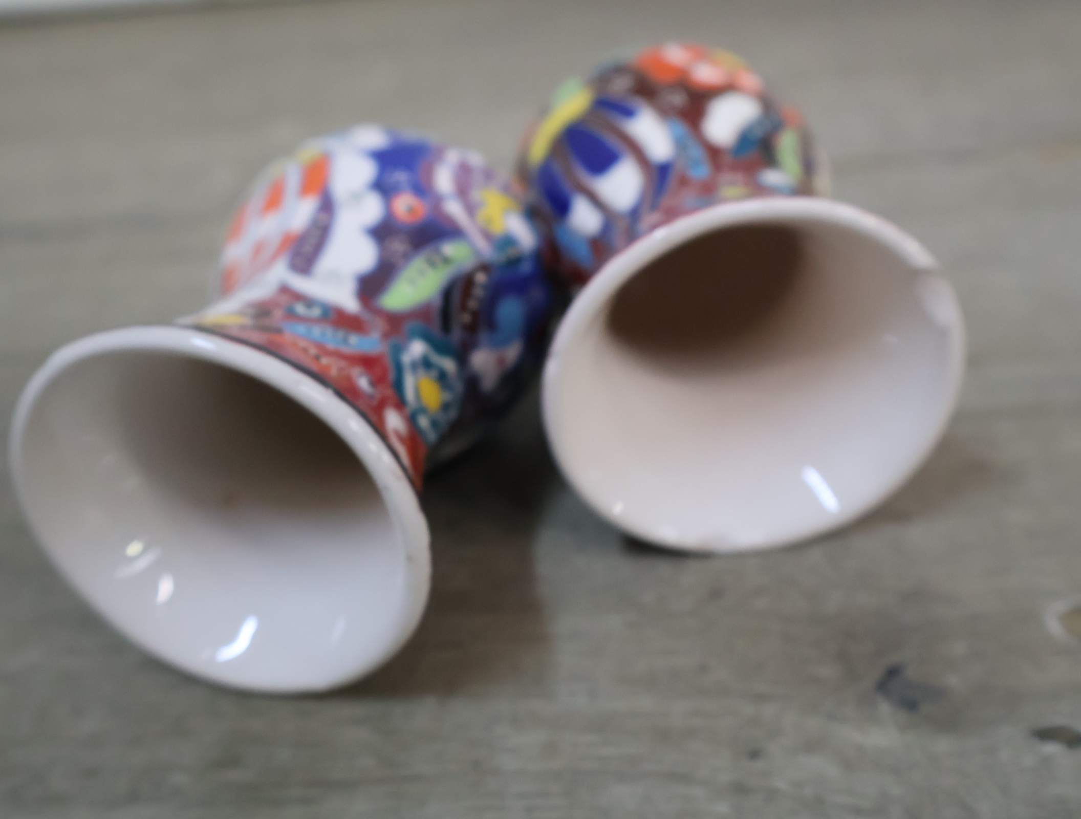 Set van handbeschilderde sierbordjes en vaasjes – foto 13 – kavel bij GSD Auctions, Zoeterwoude