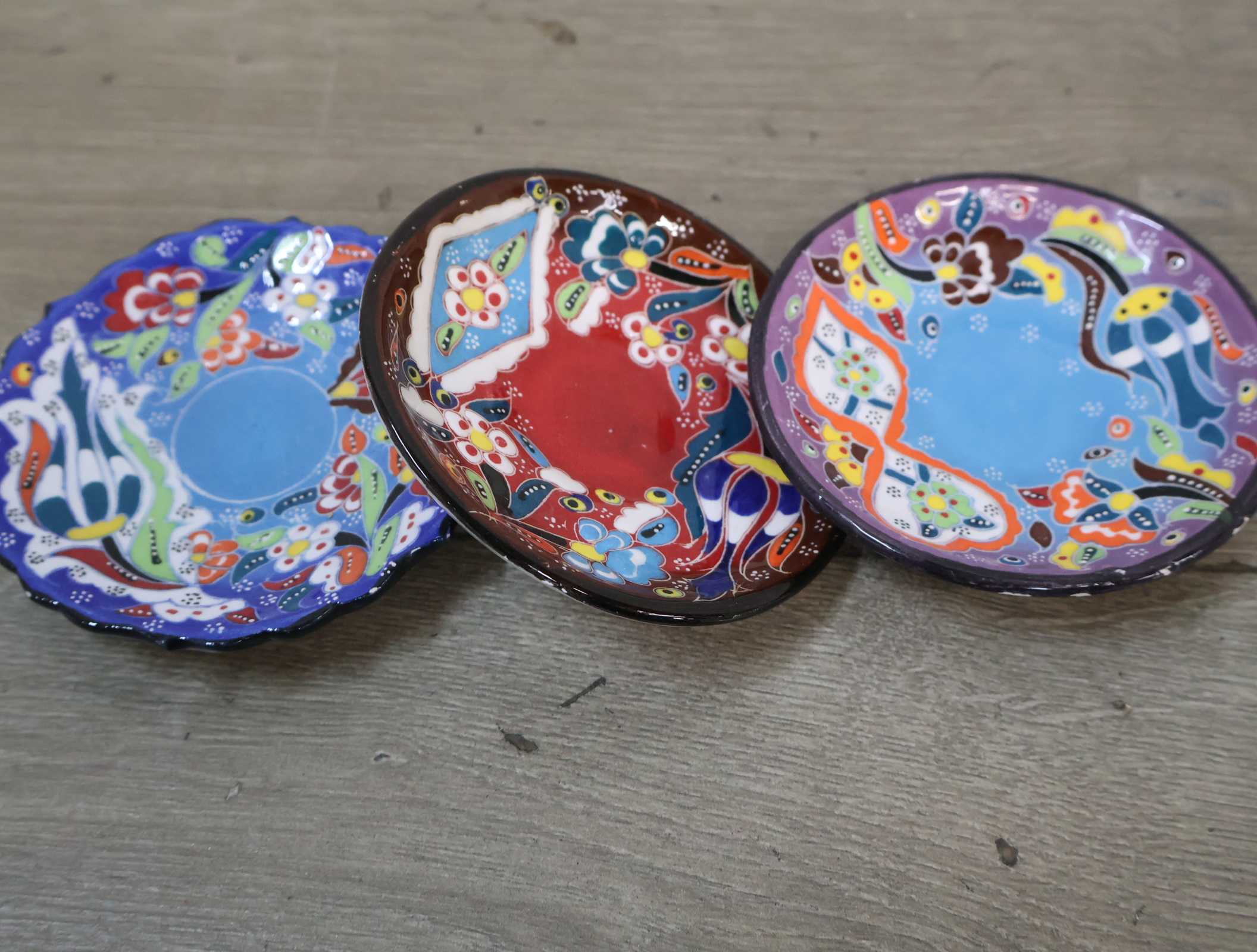 Set van handbeschilderde sierbordjes en vaasjes – foto 14 – kavel bij GSD Auctions, Zoeterwoude
