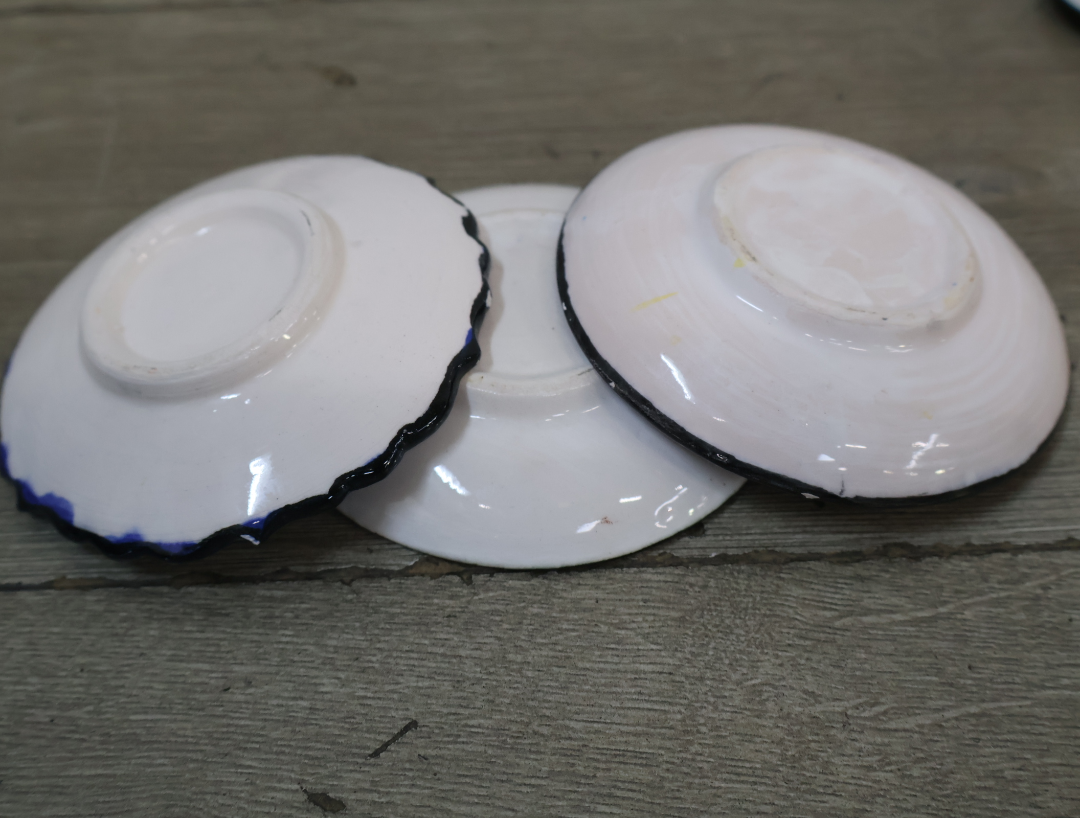 Set van handbeschilderde sierbordjes en vaasjes – foto 17 – kavel bij GSD Auctions, Zoeterwoude