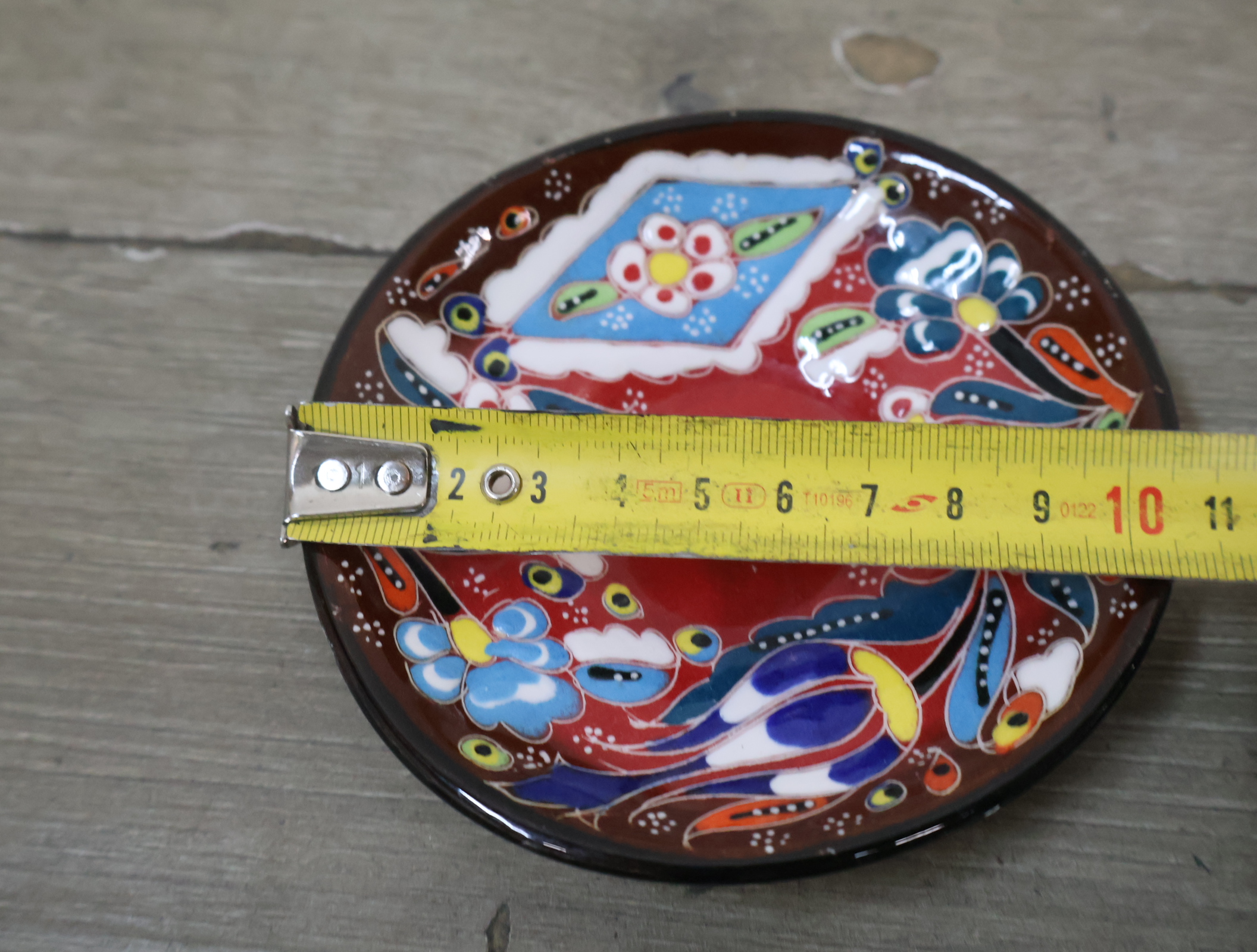 Set van handbeschilderde sierbordjes en vaasjes – foto 18 – kavel bij GSD Auctions, Zoeterwoude