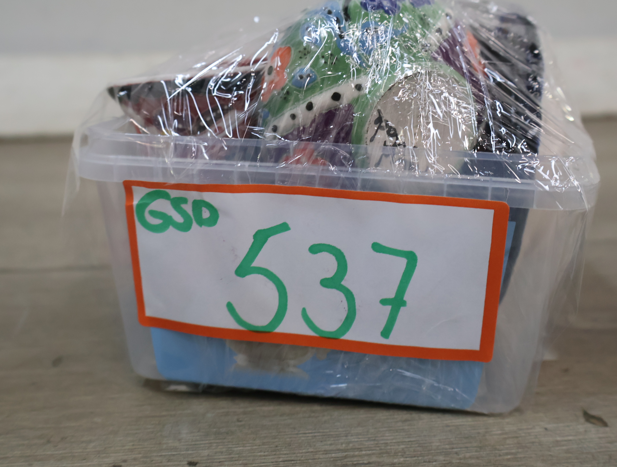Set van handbeschilderde sierbordjes en vaasjes – foto 20 – kavel bij GSD Auctions, Zoeterwoude