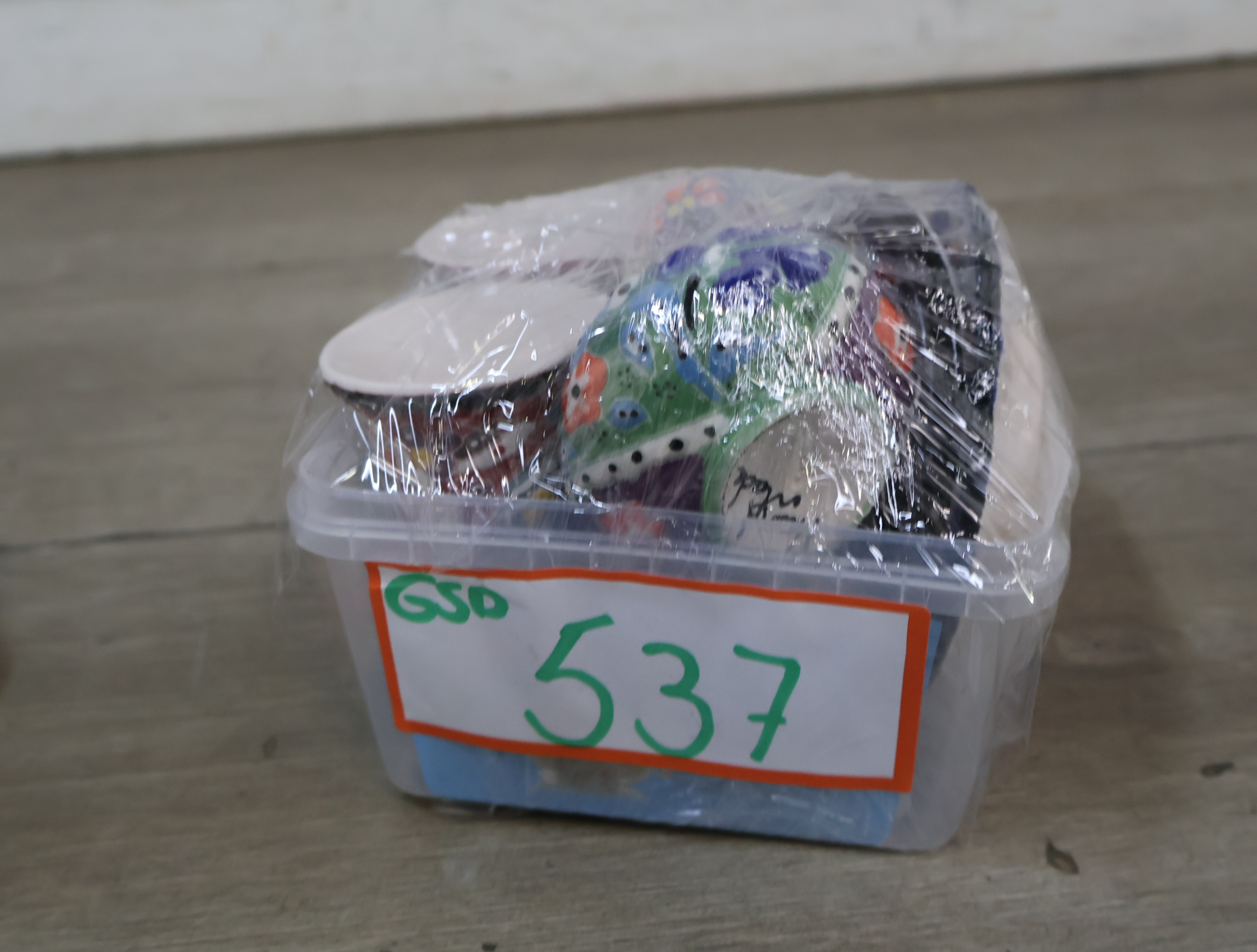 Set van handbeschilderde sierbordjes en vaasjes – foto 21 – kavel bij GSD Auctions, Zoeterwoude