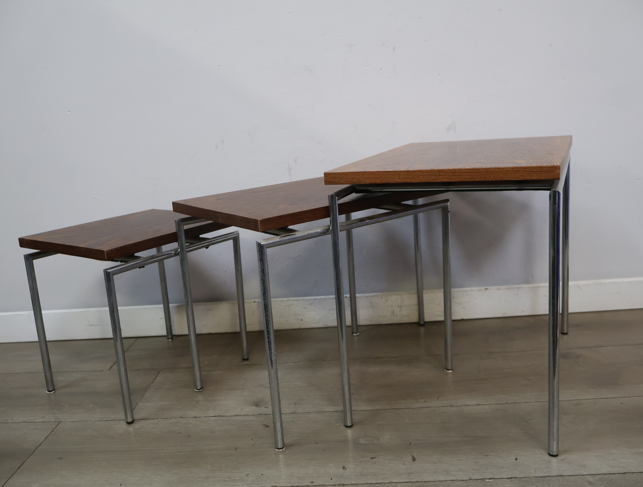 Set van 3 houten nesttafels - Vintage Jaren '60 – foto 8 – kavel bij GSD Auctions, Zoeterwoude