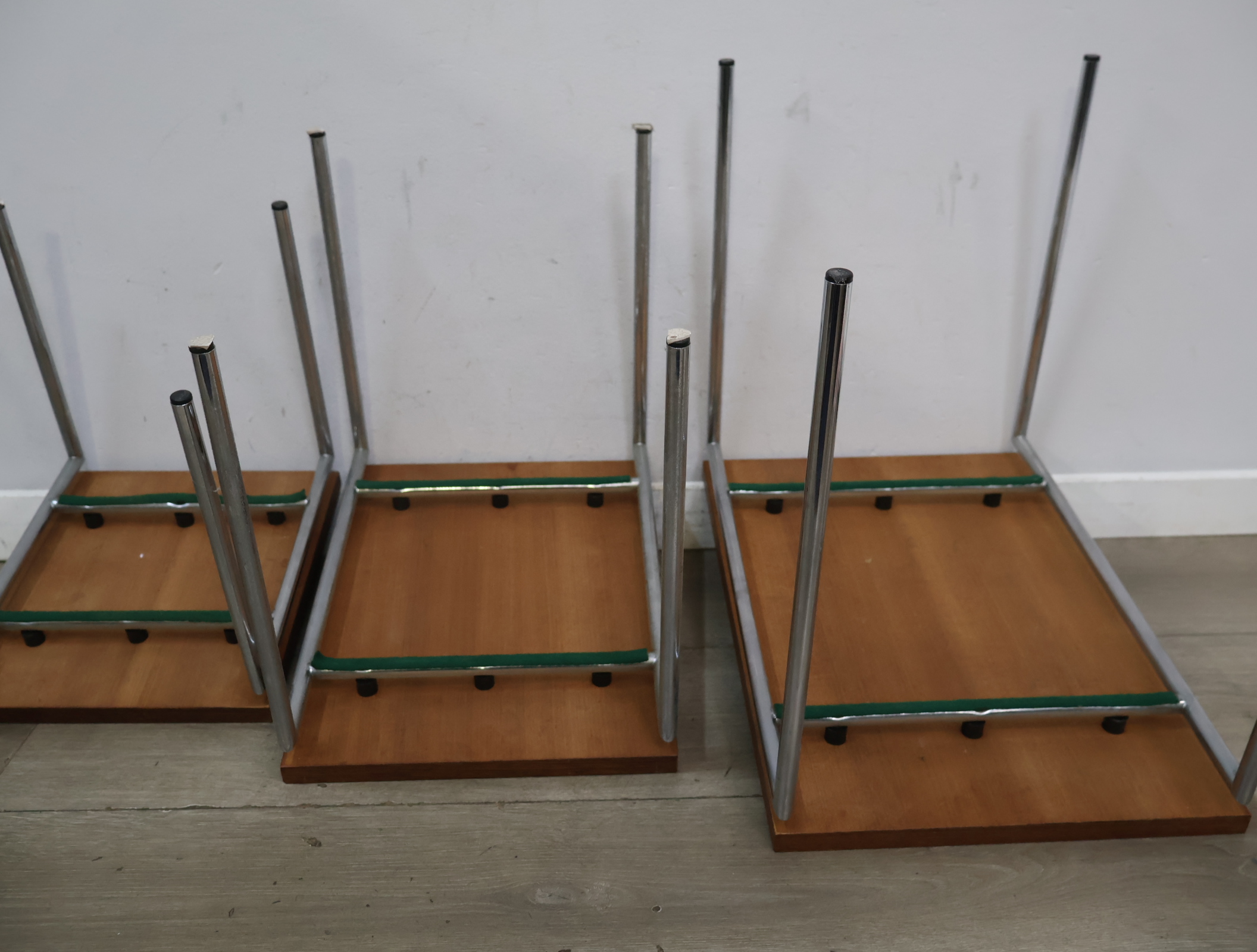 Set van 3 houten nesttafels - Vintage Jaren '60 – foto 10 – kavel bij GSD Auctions, Zoeterwoude