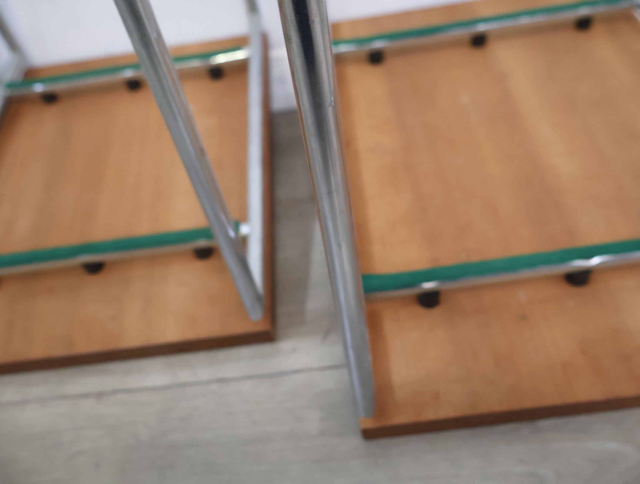 Set van 3 houten nesttafels - Vintage Jaren '60 – foto 11 – kavel bij GSD Auctions, Zoeterwoude