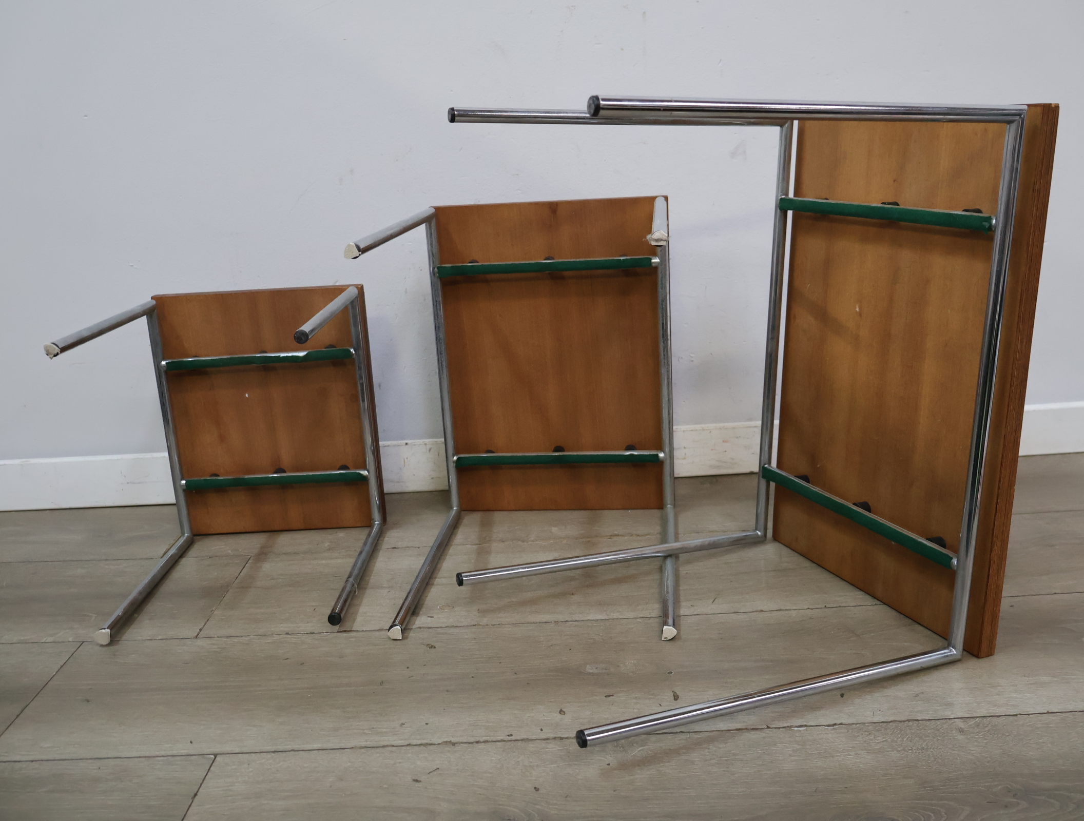 Set van 3 houten nesttafels - Vintage Jaren '60 – foto 13 – kavel bij GSD Auctions, Zoeterwoude