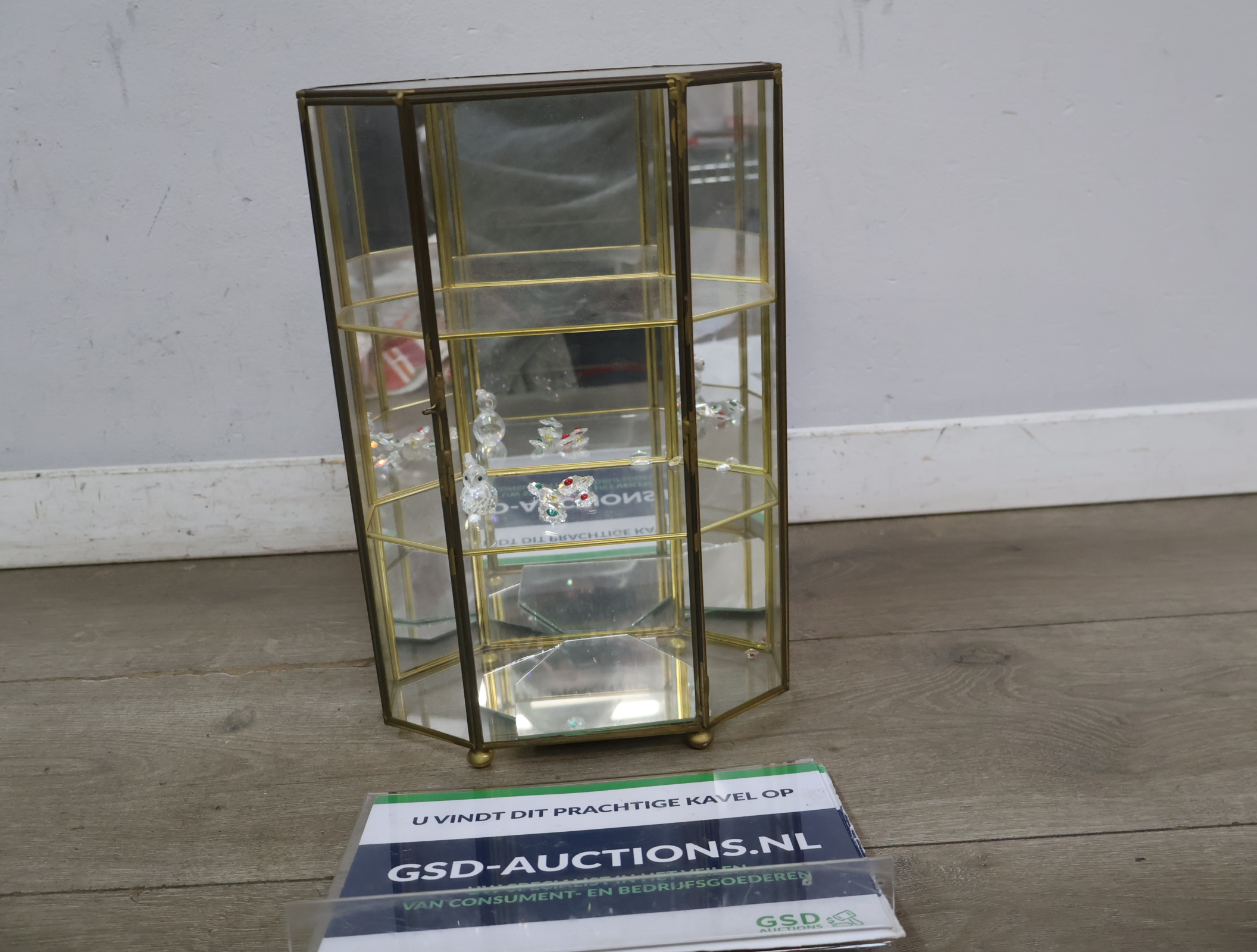 Glazen mini vitrine met messing frame – kavel bij GSD Auctions, Zoeterwoude