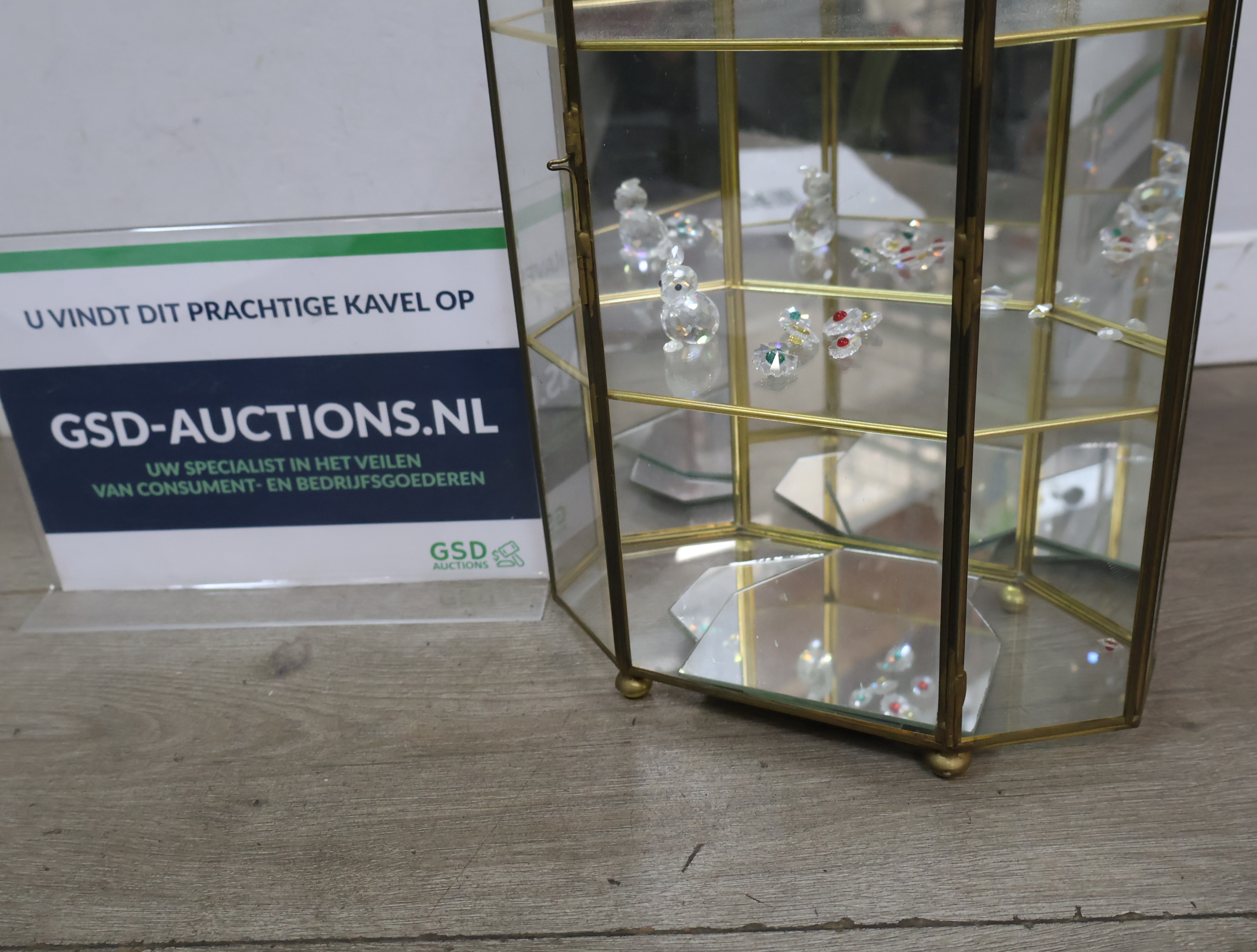 Glazen mini vitrine met messing frame – foto 2 – kavel bij GSD Auctions, Zoeterwoude