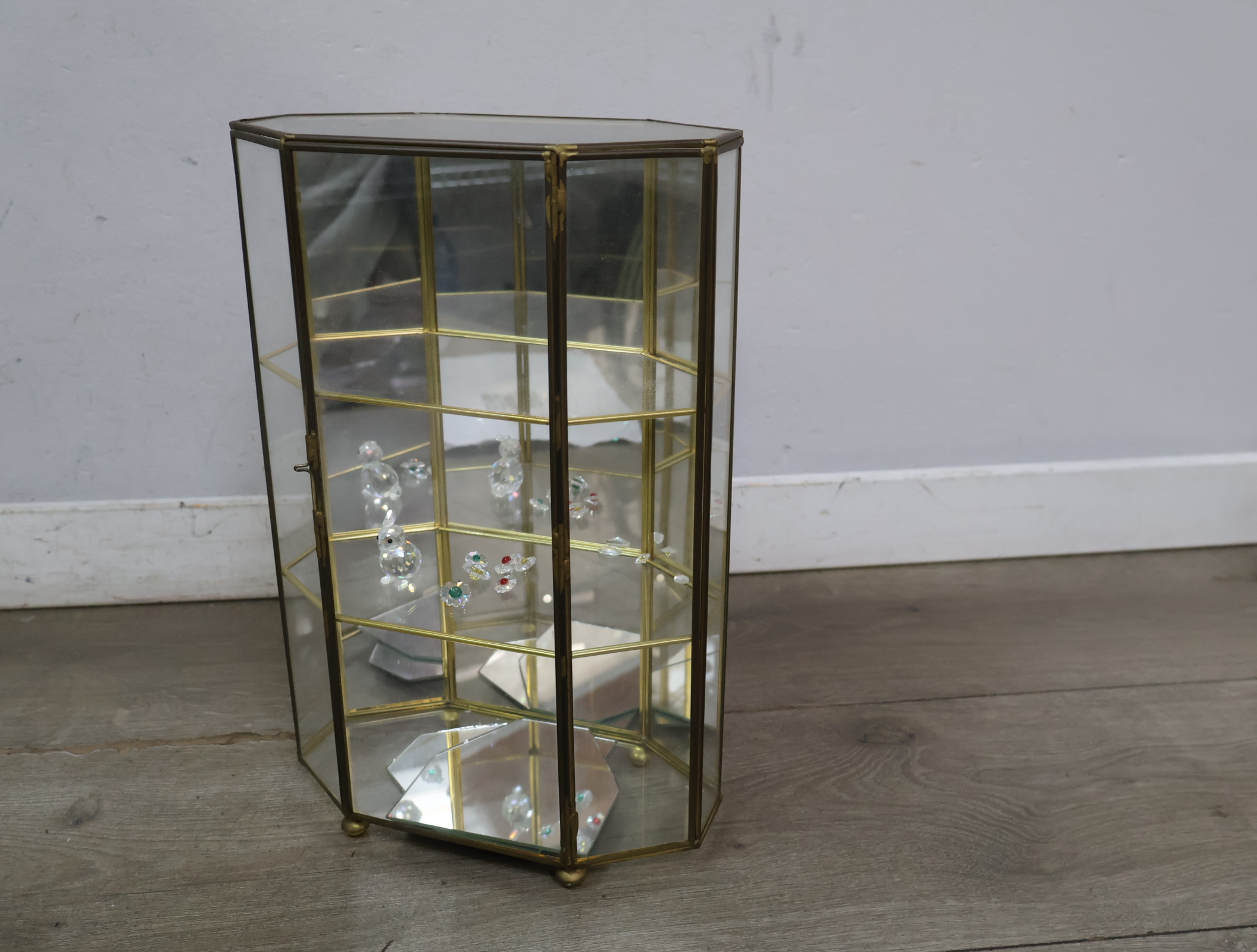 Glazen mini vitrine met messing frame – foto 3 – kavel bij GSD Auctions, Zoeterwoude