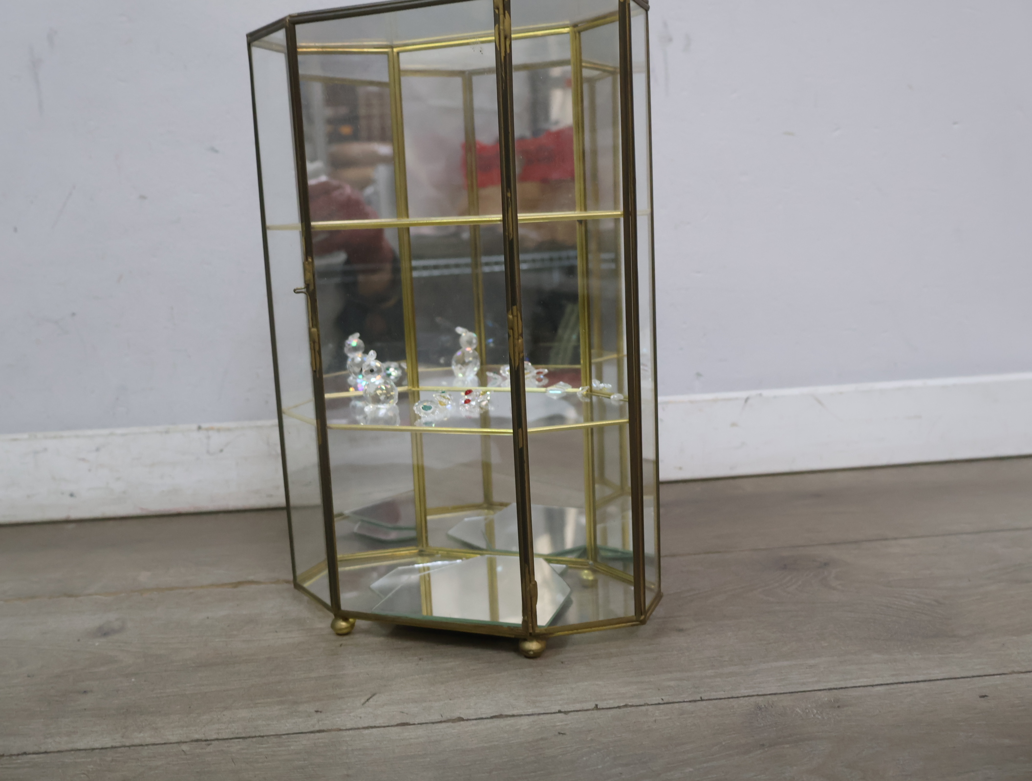 Glazen mini vitrine met messing frame – foto 4 – kavel bij GSD Auctions, Zoeterwoude