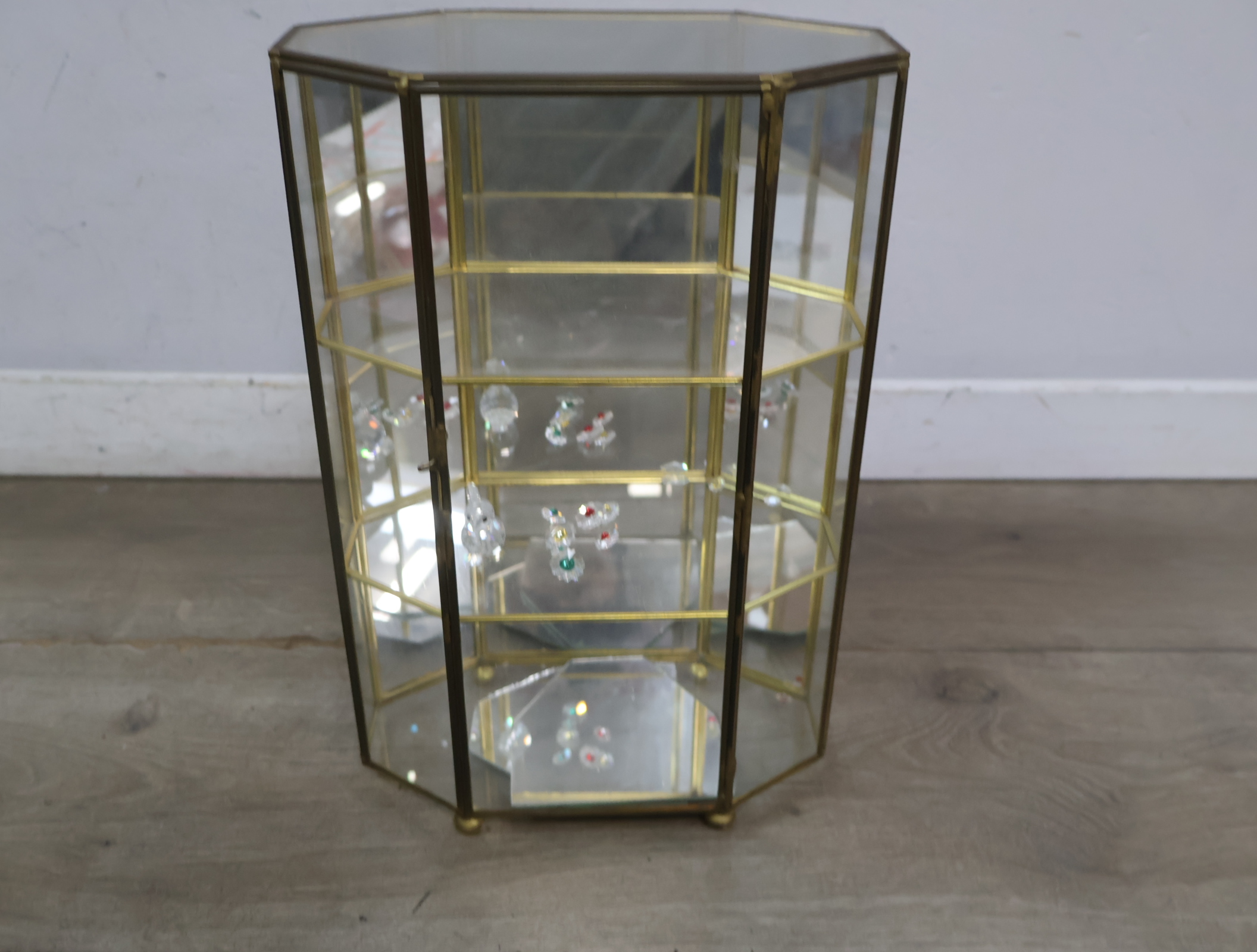 Glazen mini vitrine met messing frame – foto 5 – kavel bij GSD Auctions, Zoeterwoude