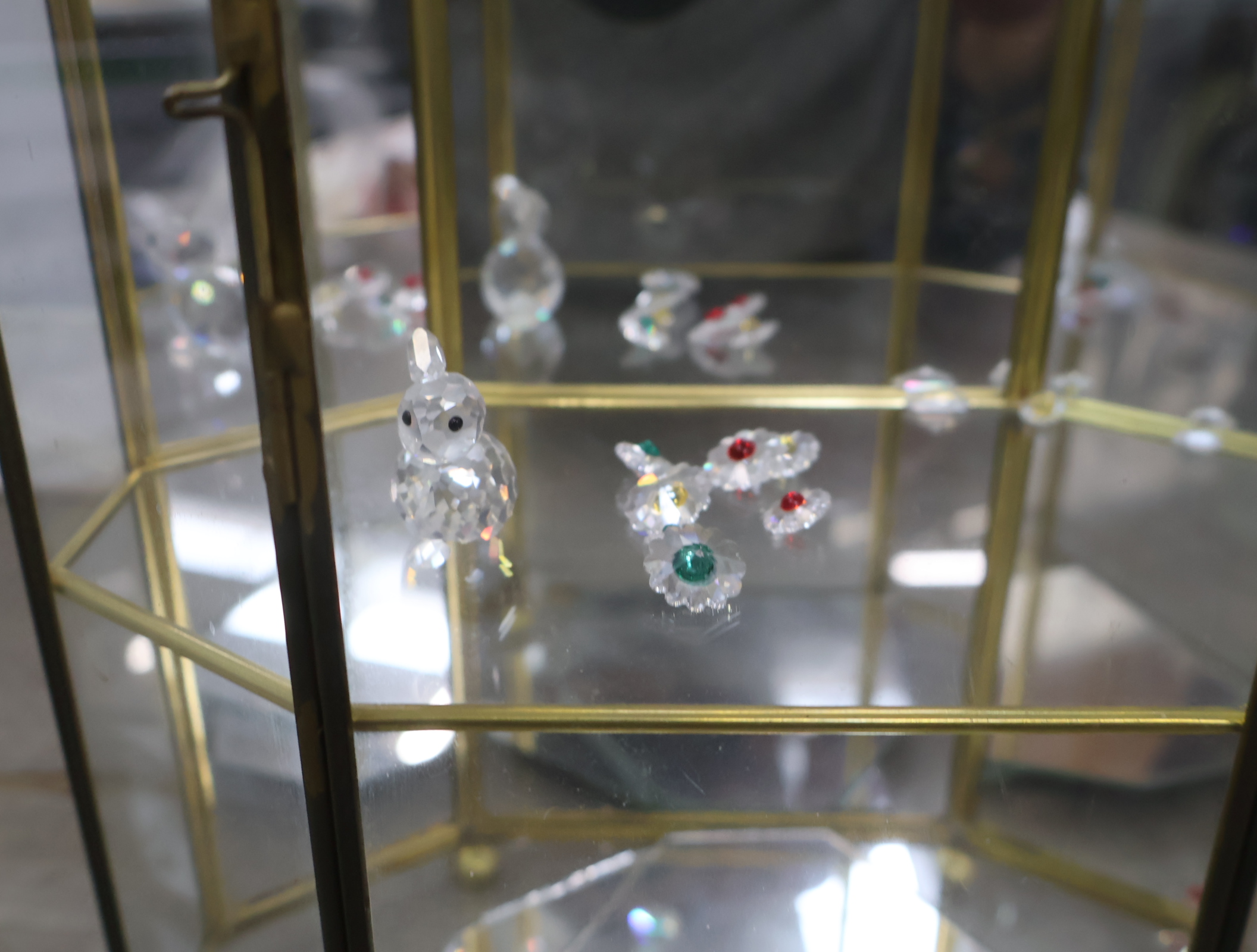 Glazen mini vitrine met messing frame – foto 6 – kavel bij GSD Auctions, Zoeterwoude