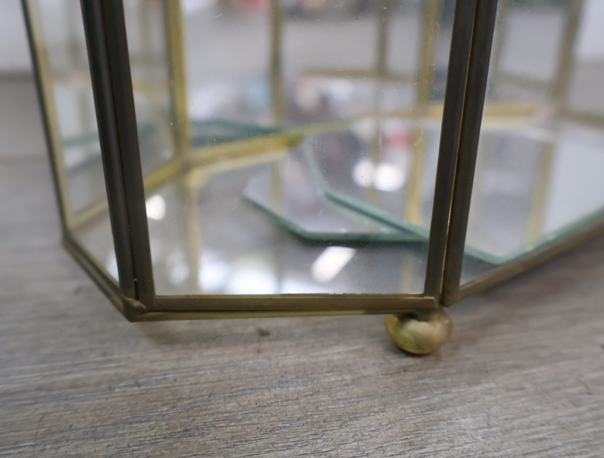 Glazen mini vitrine met messing frame – foto 8 – kavel bij GSD Auctions, Zoeterwoude