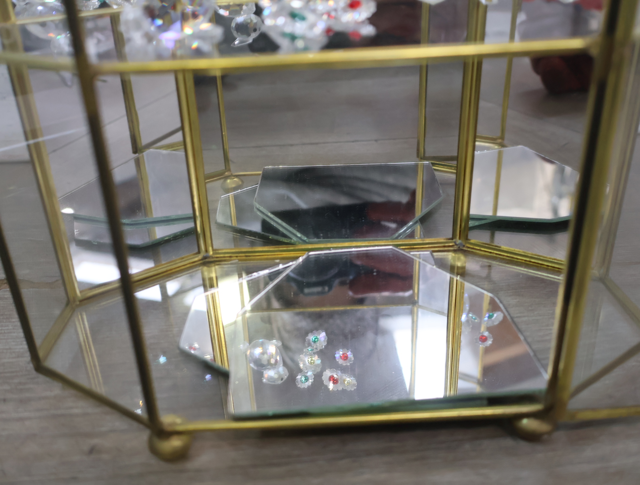 Glazen mini vitrine met messing frame – foto 11 – kavel bij GSD Auctions, Zoeterwoude