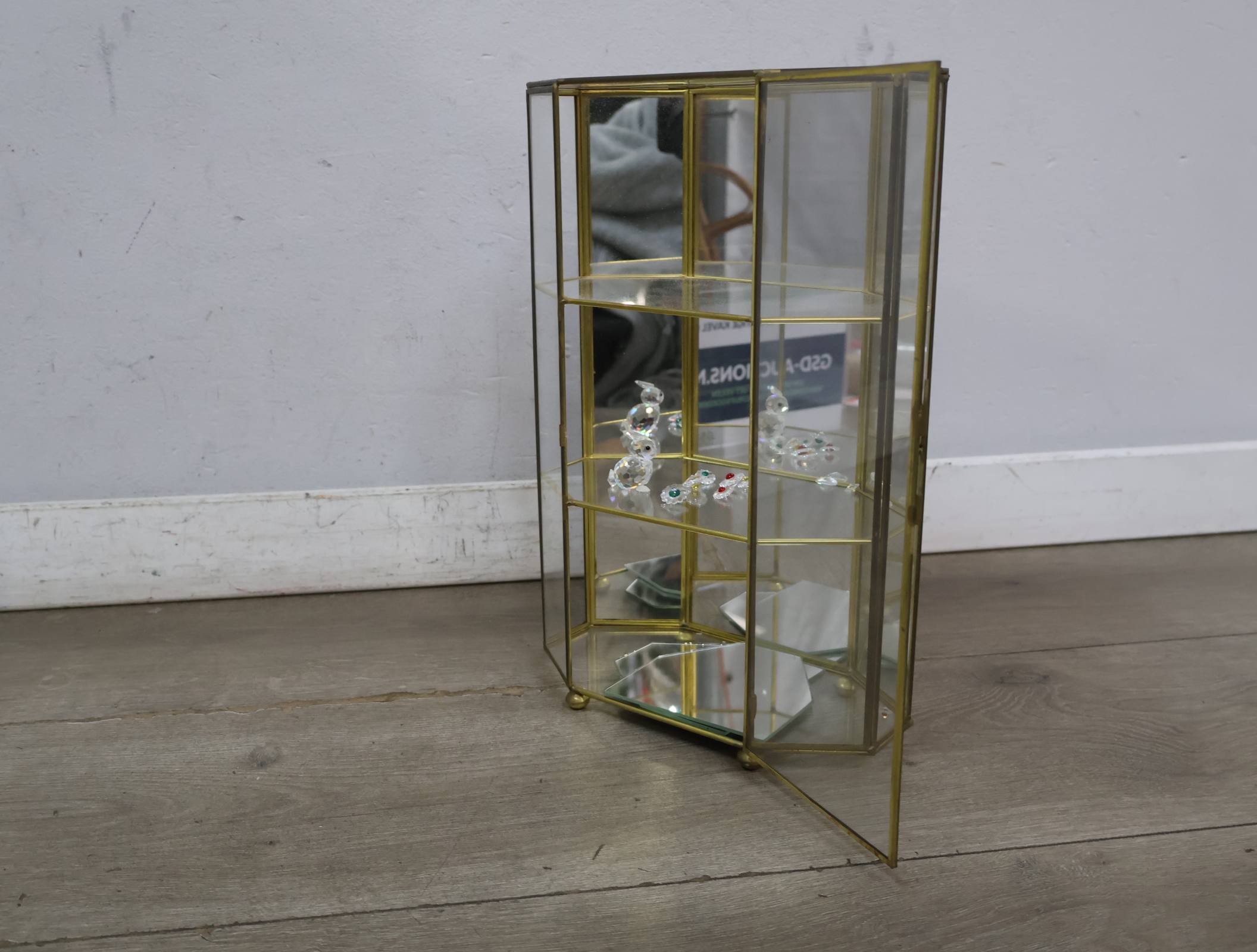 Glazen mini vitrine met messing frame – foto 12 – kavel bij GSD Auctions, Zoeterwoude