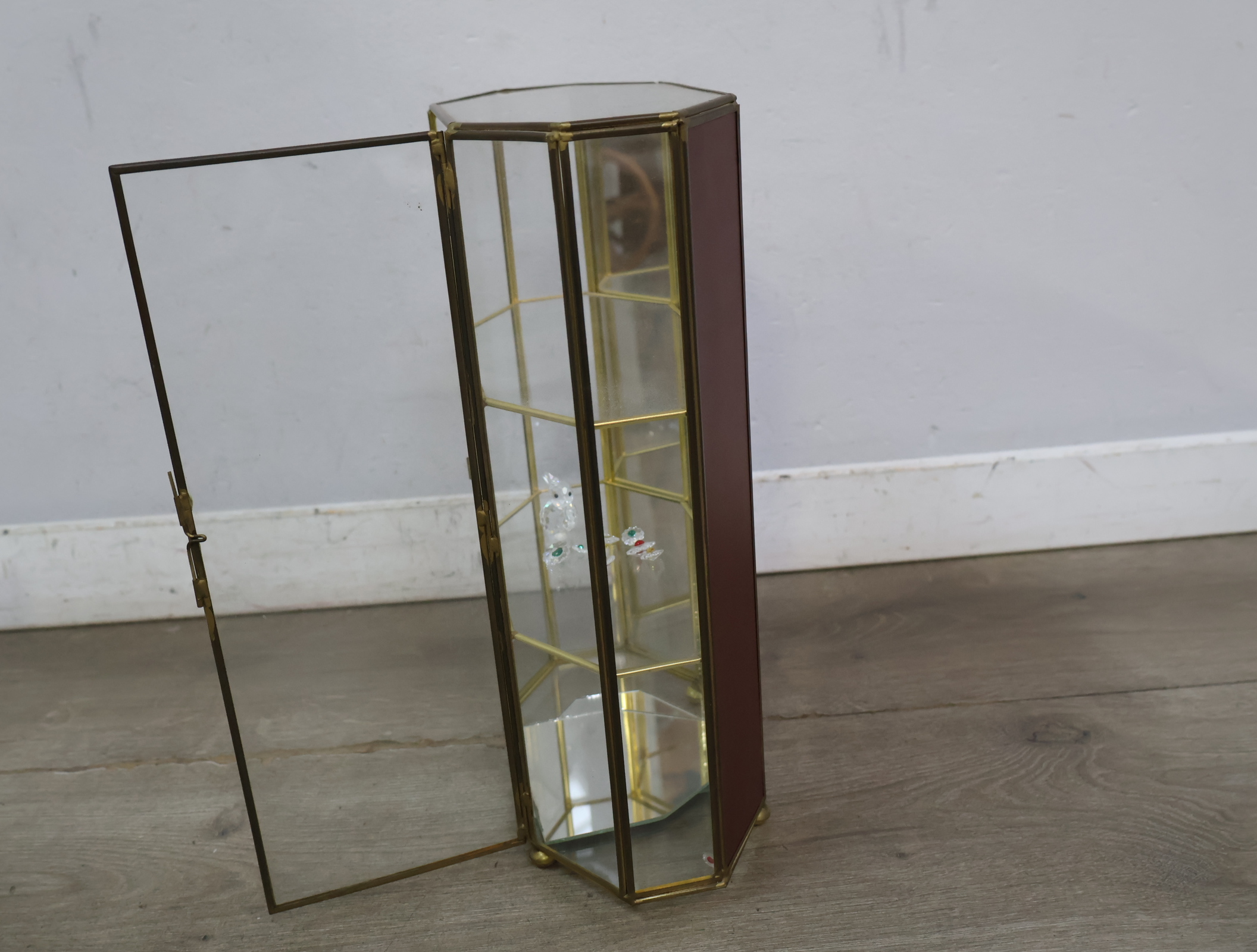 Glazen mini vitrine met messing frame – foto 13 – kavel bij GSD Auctions, Zoeterwoude