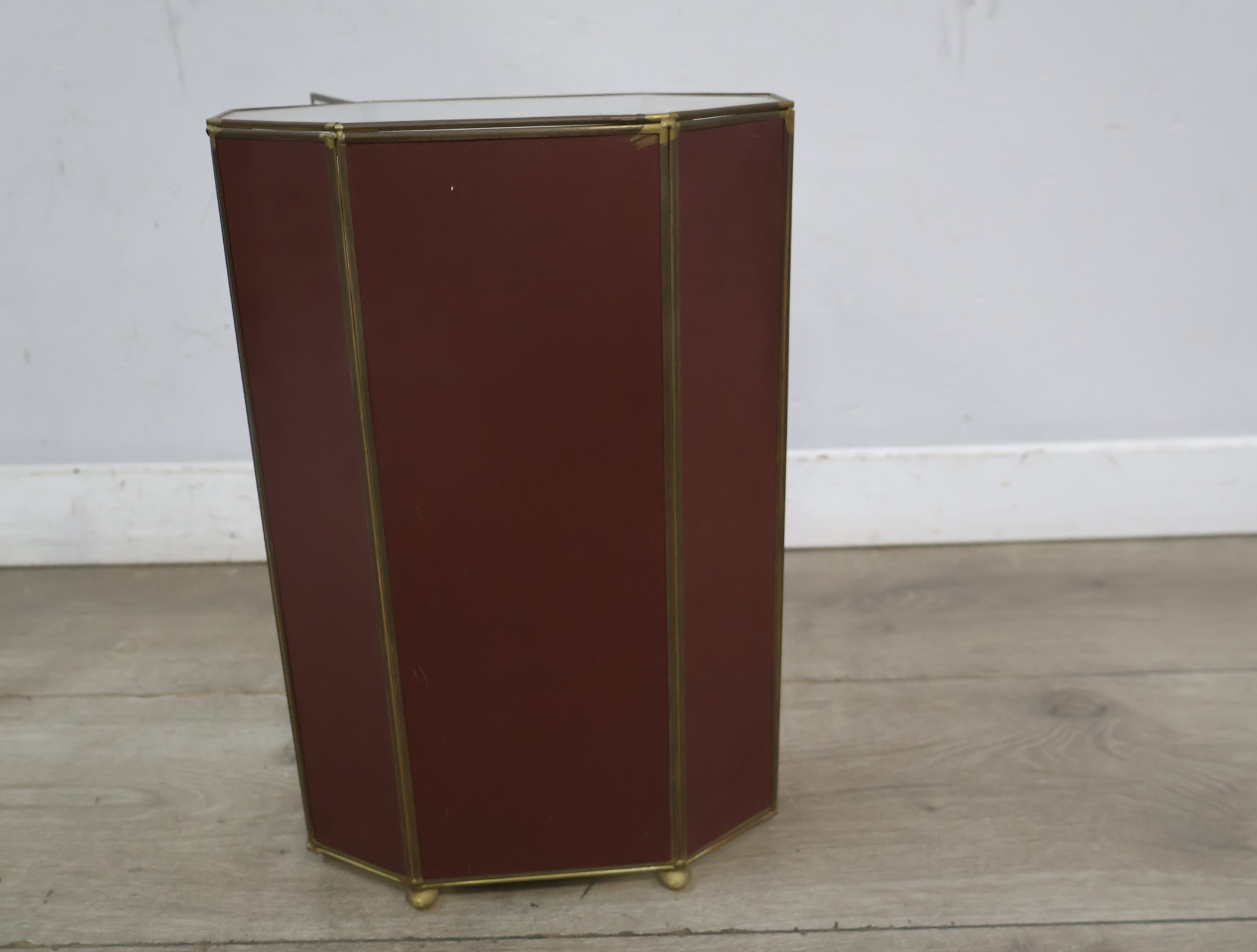 Glazen mini vitrine met messing frame – foto 14 – kavel bij GSD Auctions, Zoeterwoude