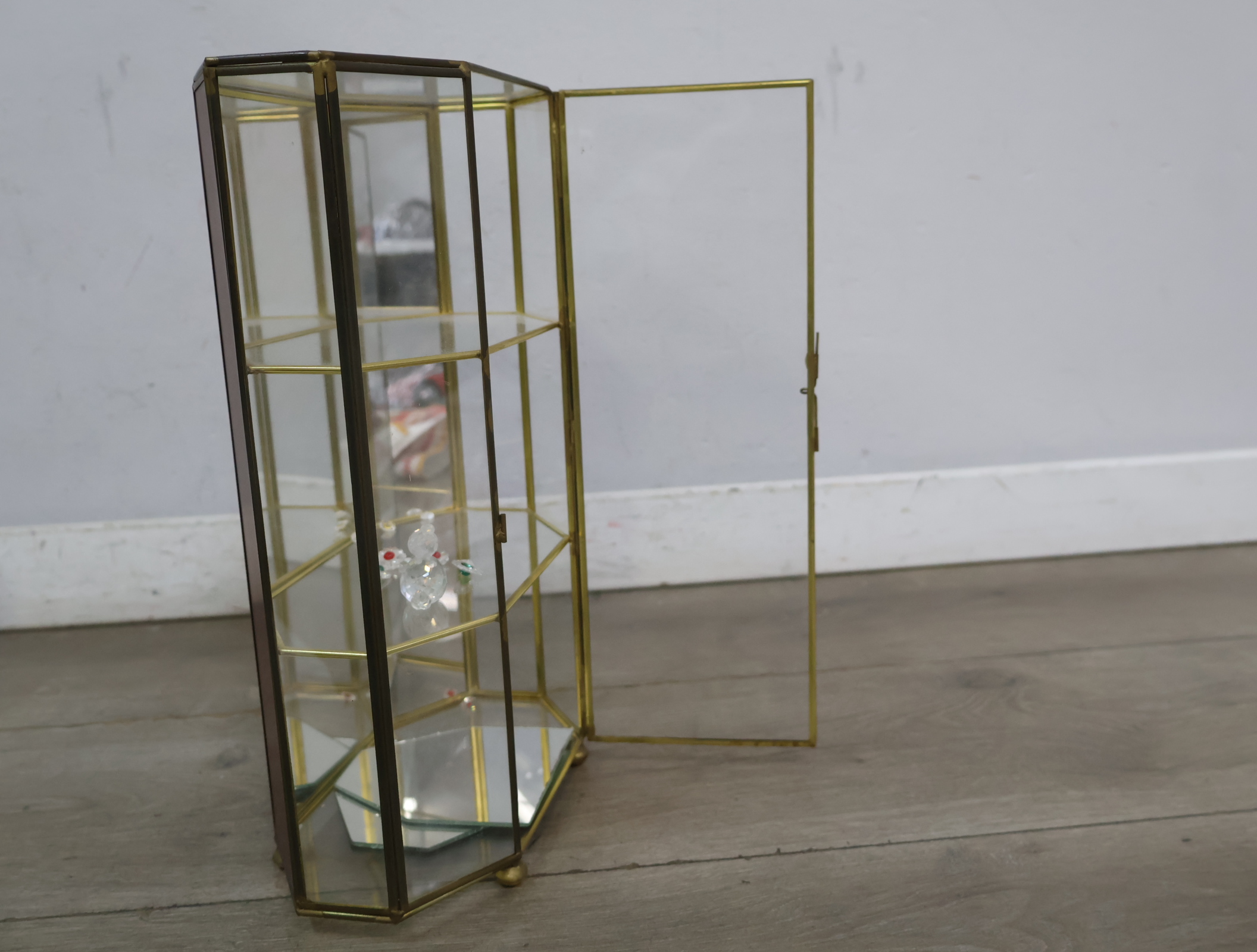 Glazen mini vitrine met messing frame – foto 15 – kavel bij GSD Auctions, Zoeterwoude