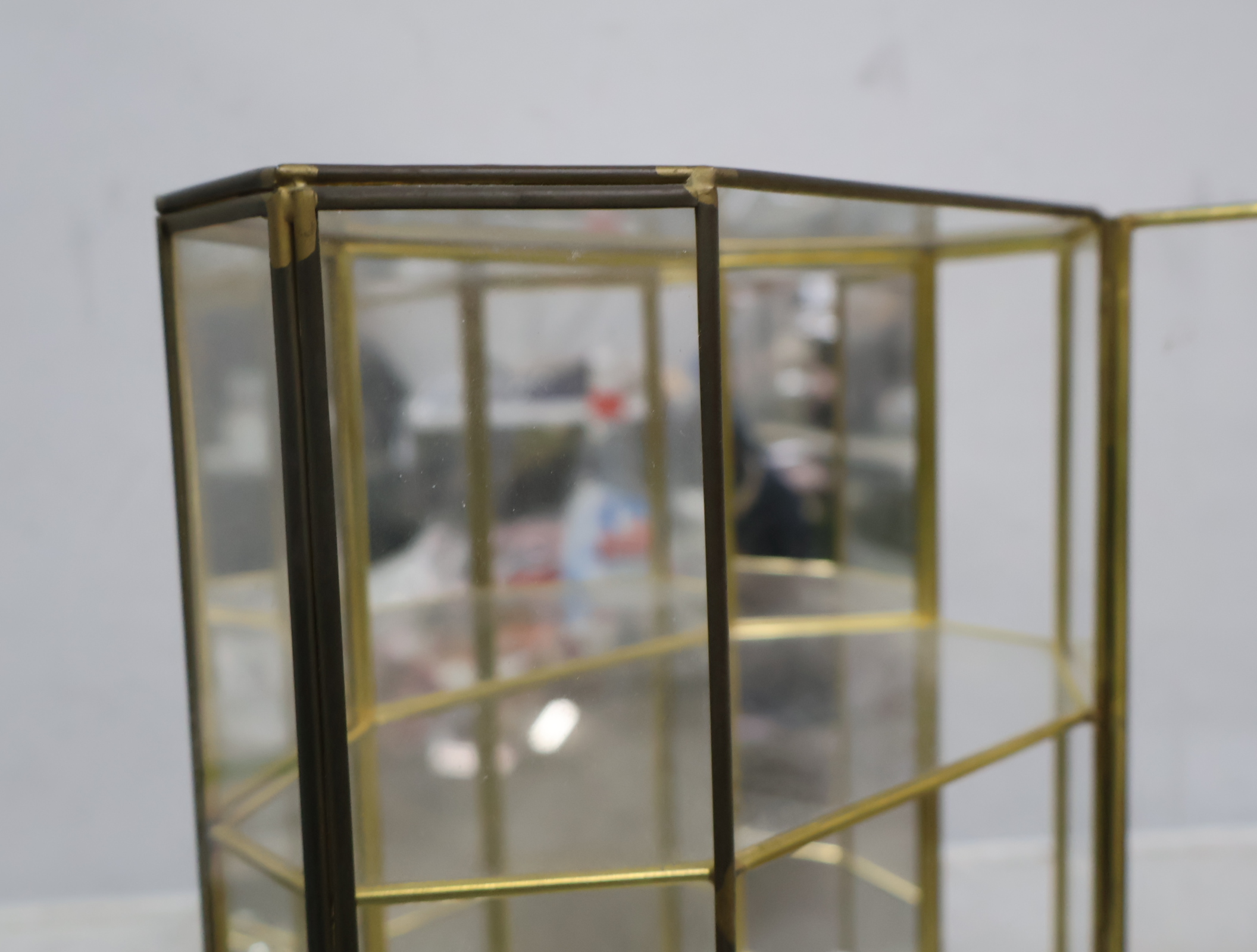 Glazen mini vitrine met messing frame – foto 16 – kavel bij GSD Auctions, Zoeterwoude