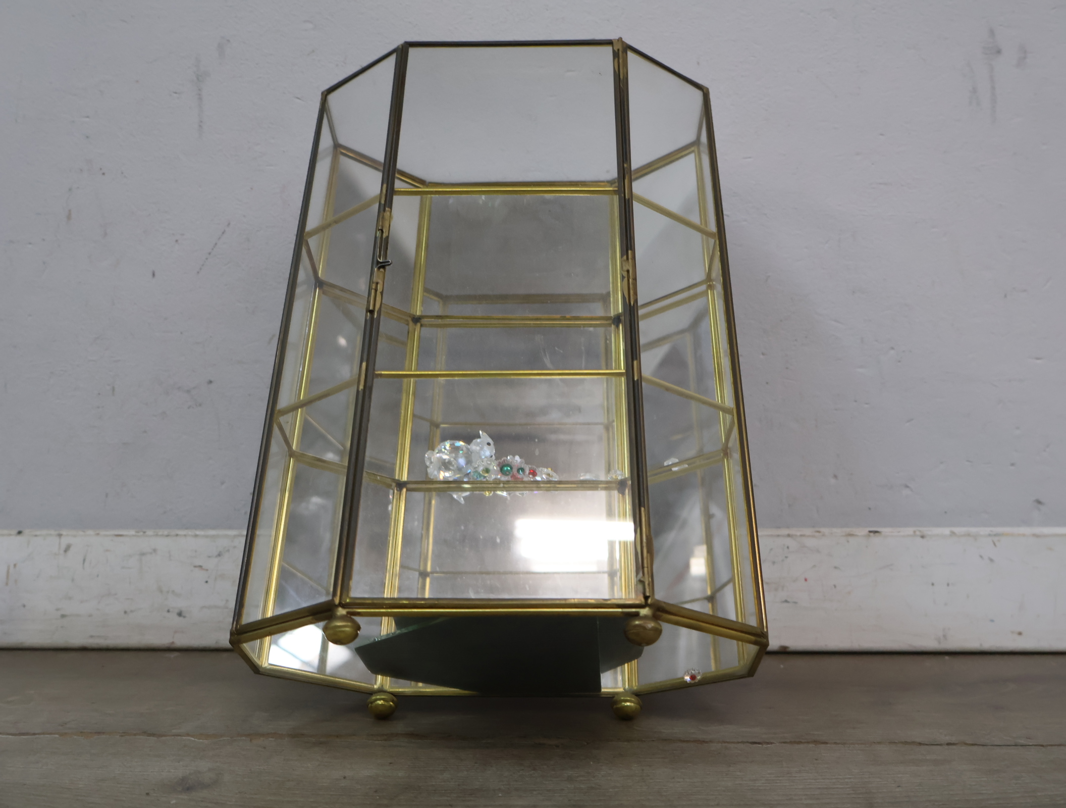 Glazen mini vitrine met messing frame – foto 17 – kavel bij GSD Auctions, Zoeterwoude