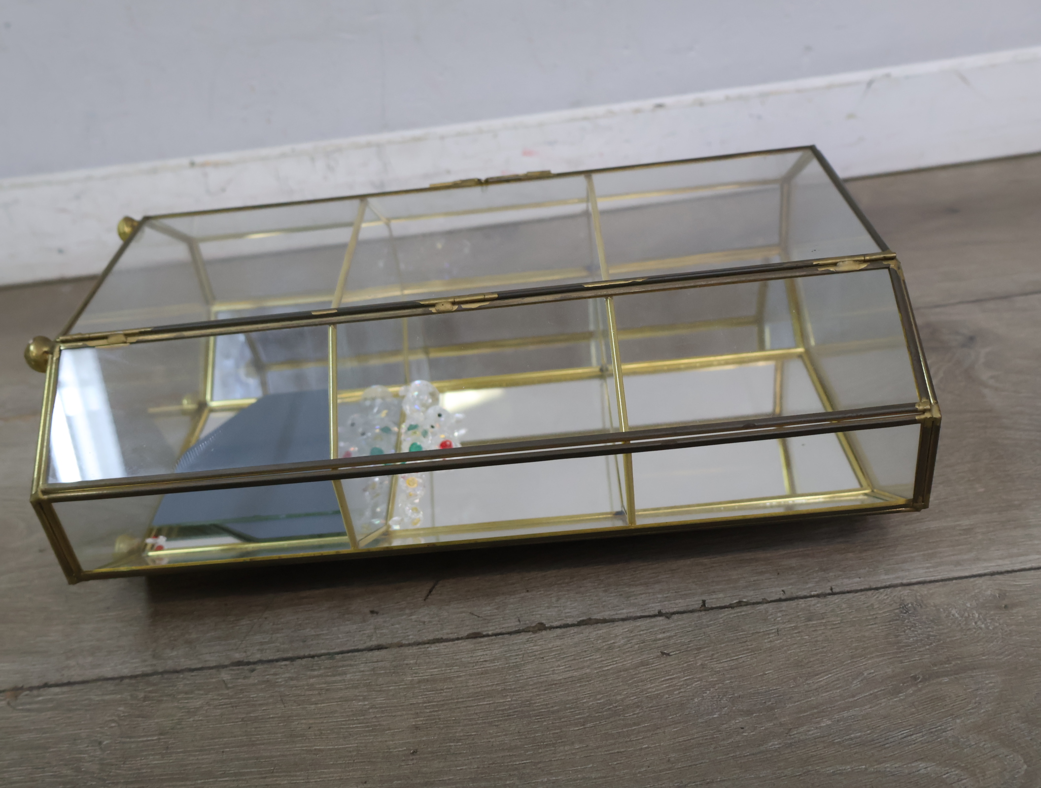 Glazen mini vitrine met messing frame – foto 18 – kavel bij GSD Auctions, Zoeterwoude