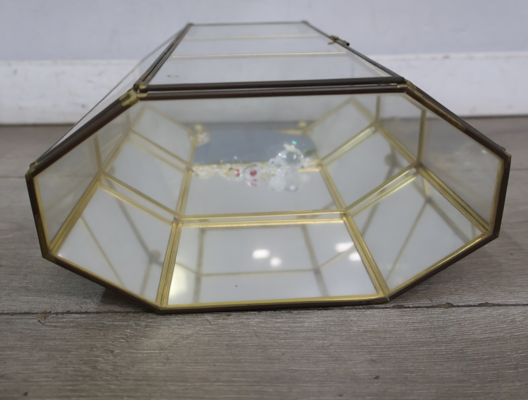 Glazen mini vitrine met messing frame – foto 20 – kavel bij GSD Auctions, Zoeterwoude