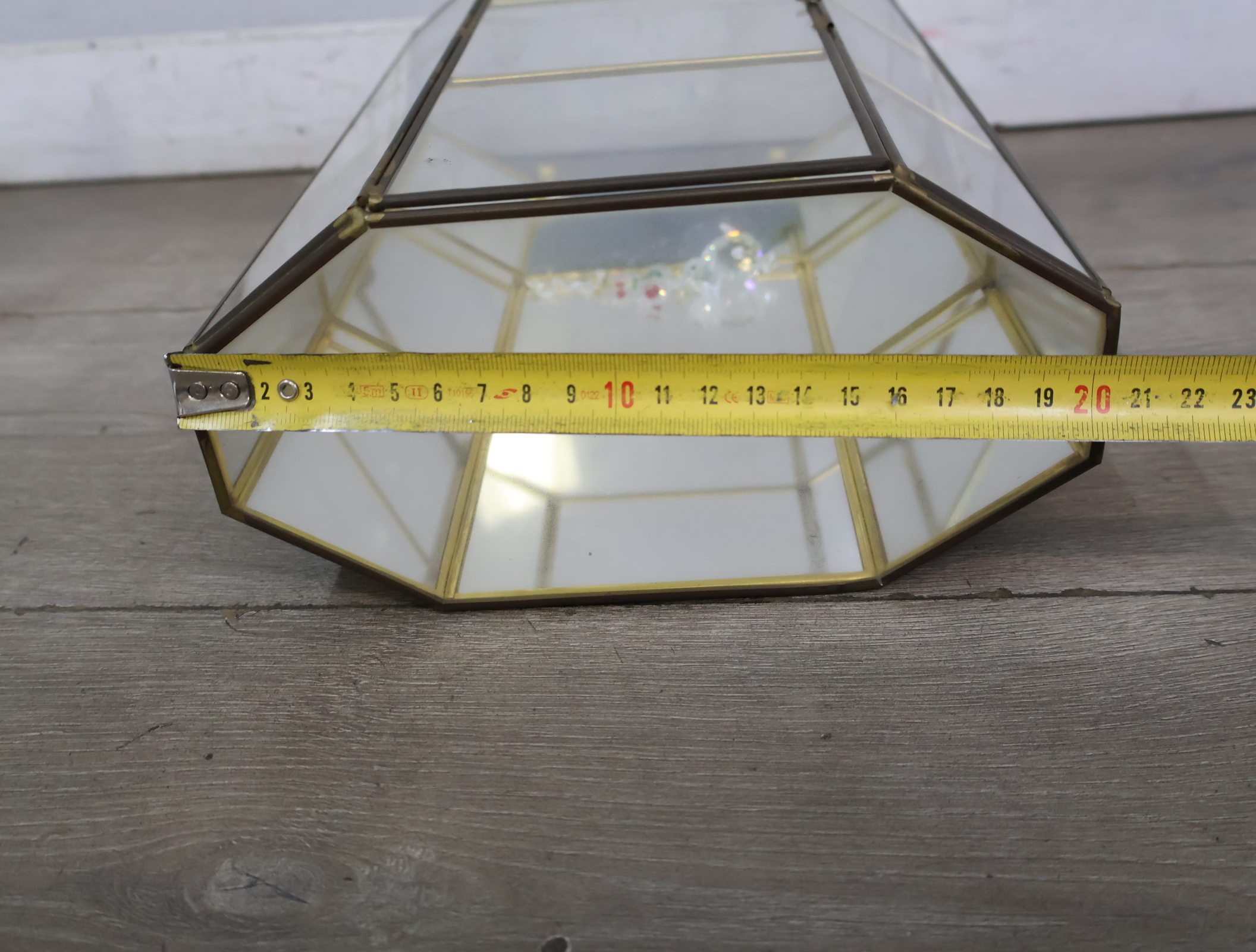 Glazen mini vitrine met messing frame – foto 21 – kavel bij GSD Auctions, Zoeterwoude