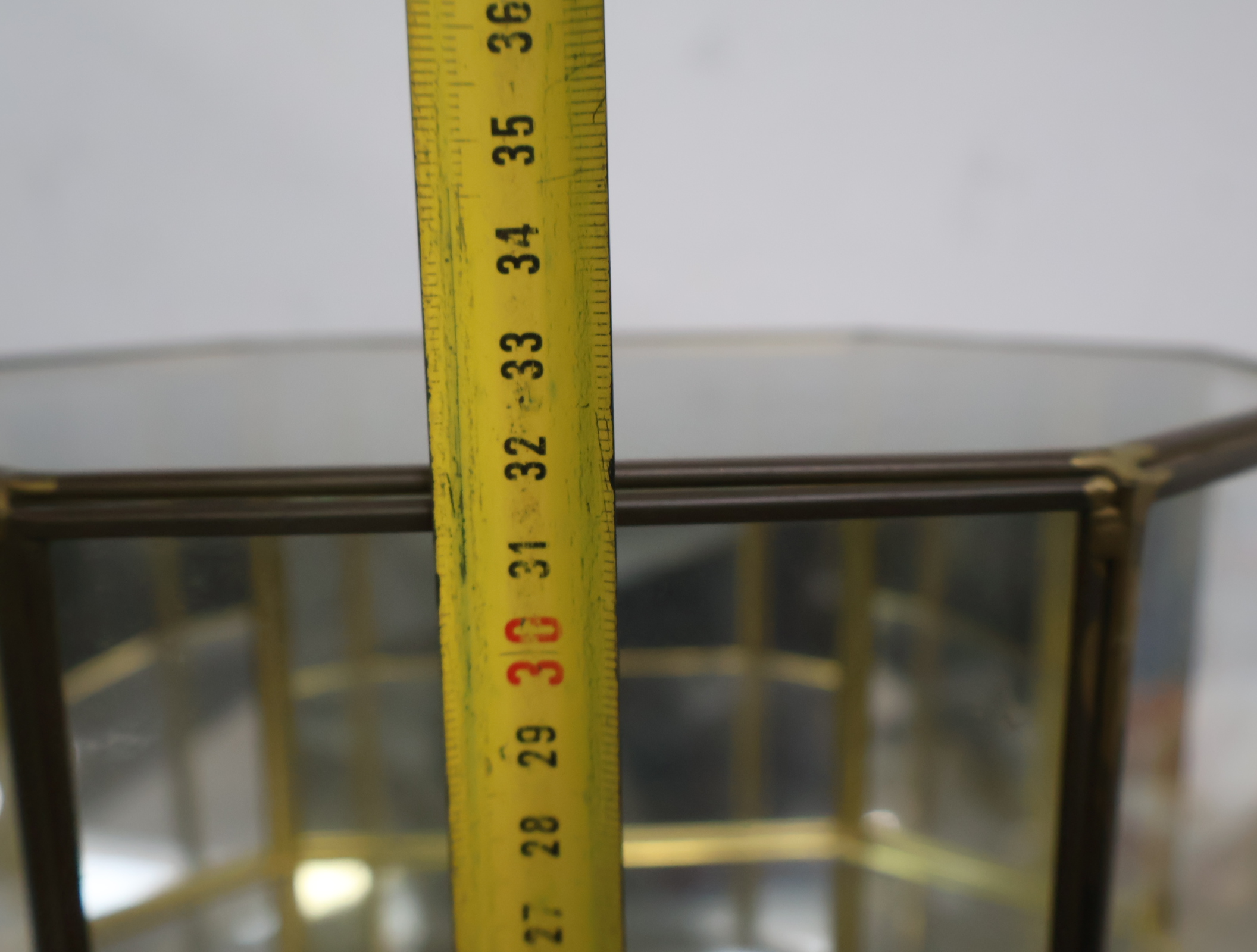 Glazen mini vitrine met messing frame – foto 22 – kavel bij GSD Auctions, Zoeterwoude