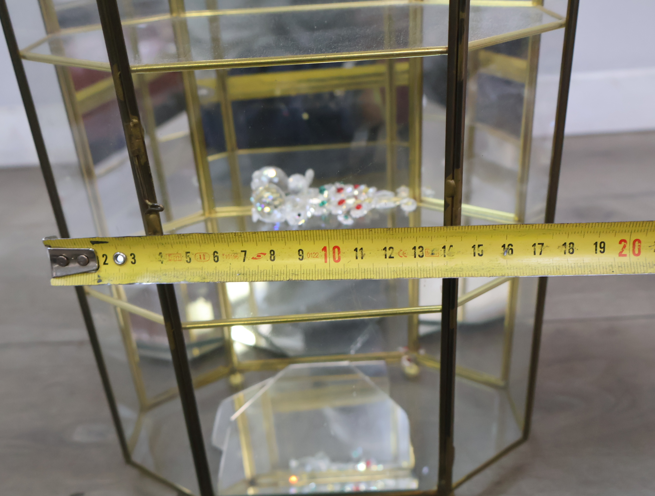 Glazen mini vitrine met messing frame – foto 23 – kavel bij GSD Auctions, Zoeterwoude